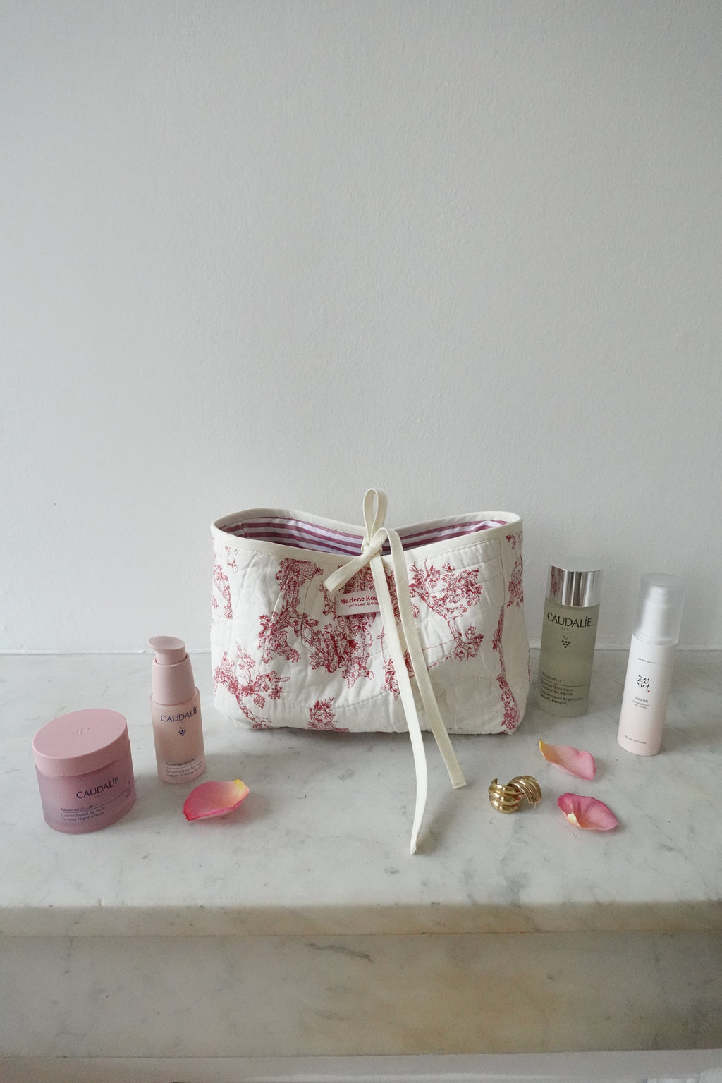 Trousse upcyclée matelassée blanche à motifs rouges