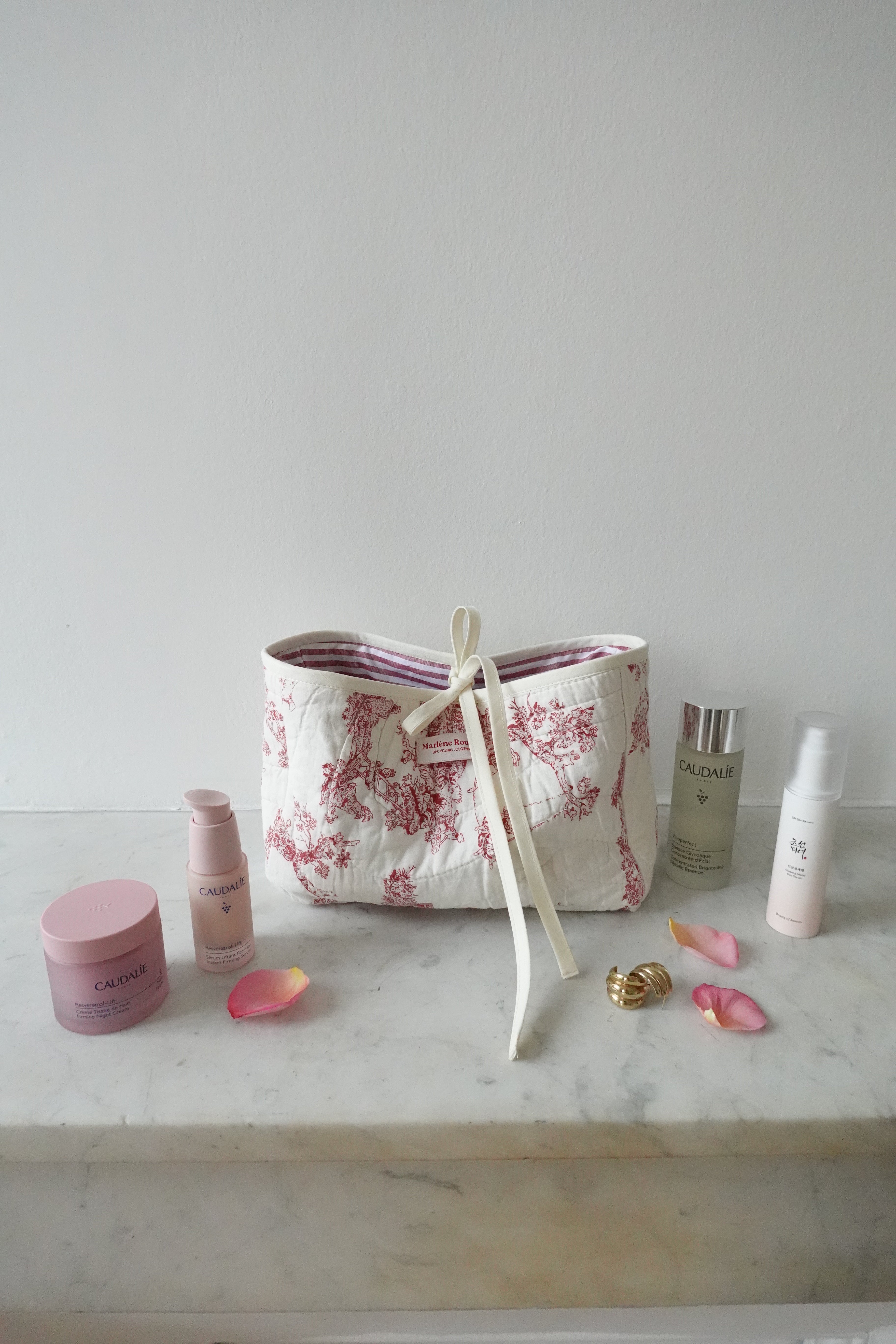 Trousse upcyclée matelassée blanche à motifs rouges