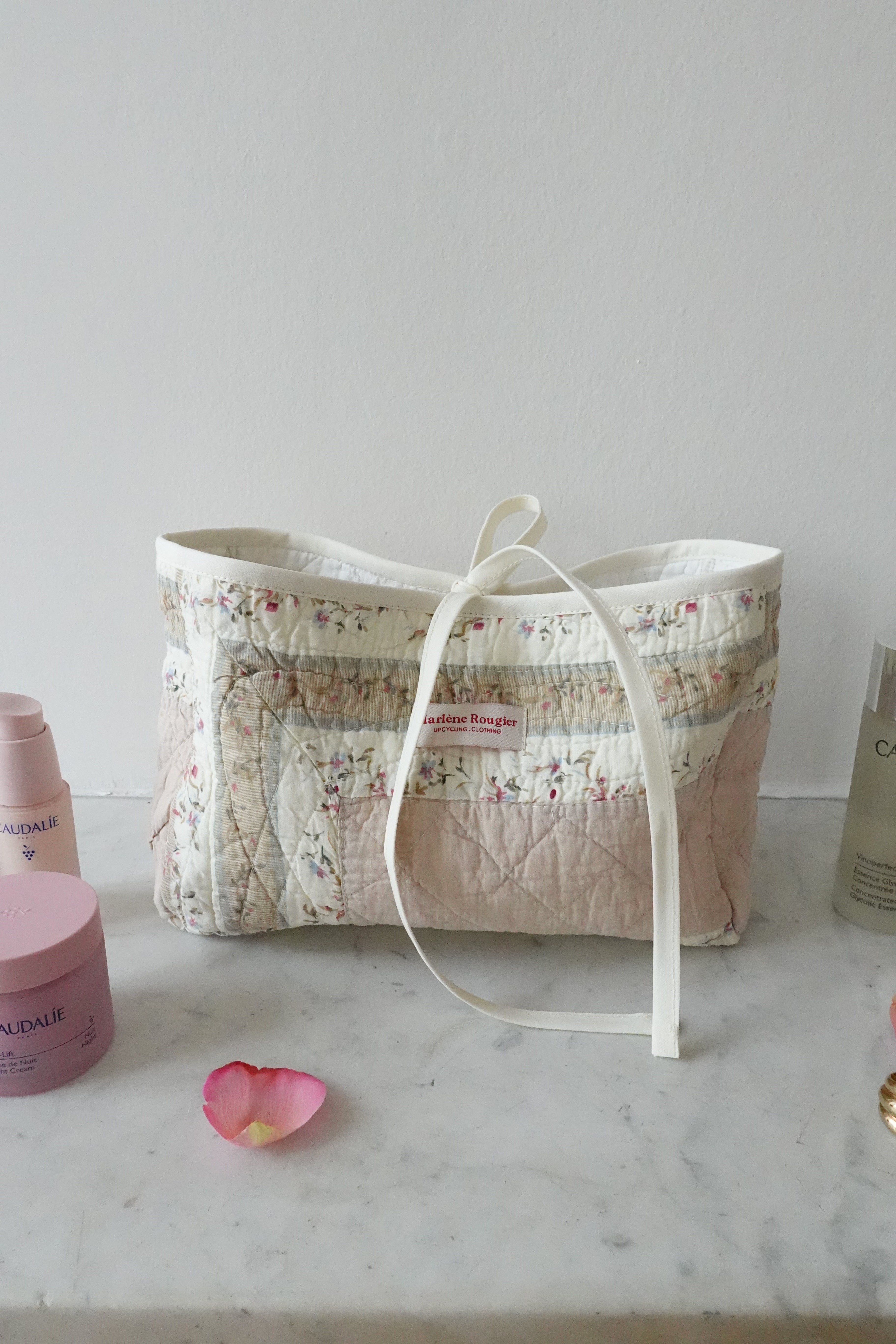 Trousse upcyclée matelassée écrue fleurie et marron clair