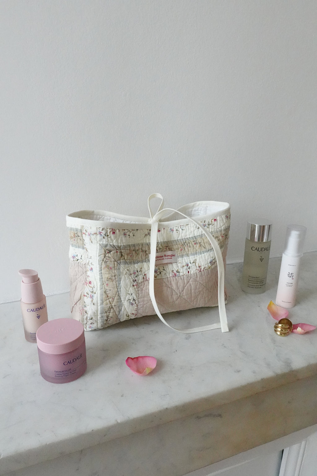 Trousse upcyclée matelassée écrue fleurie et marron clair