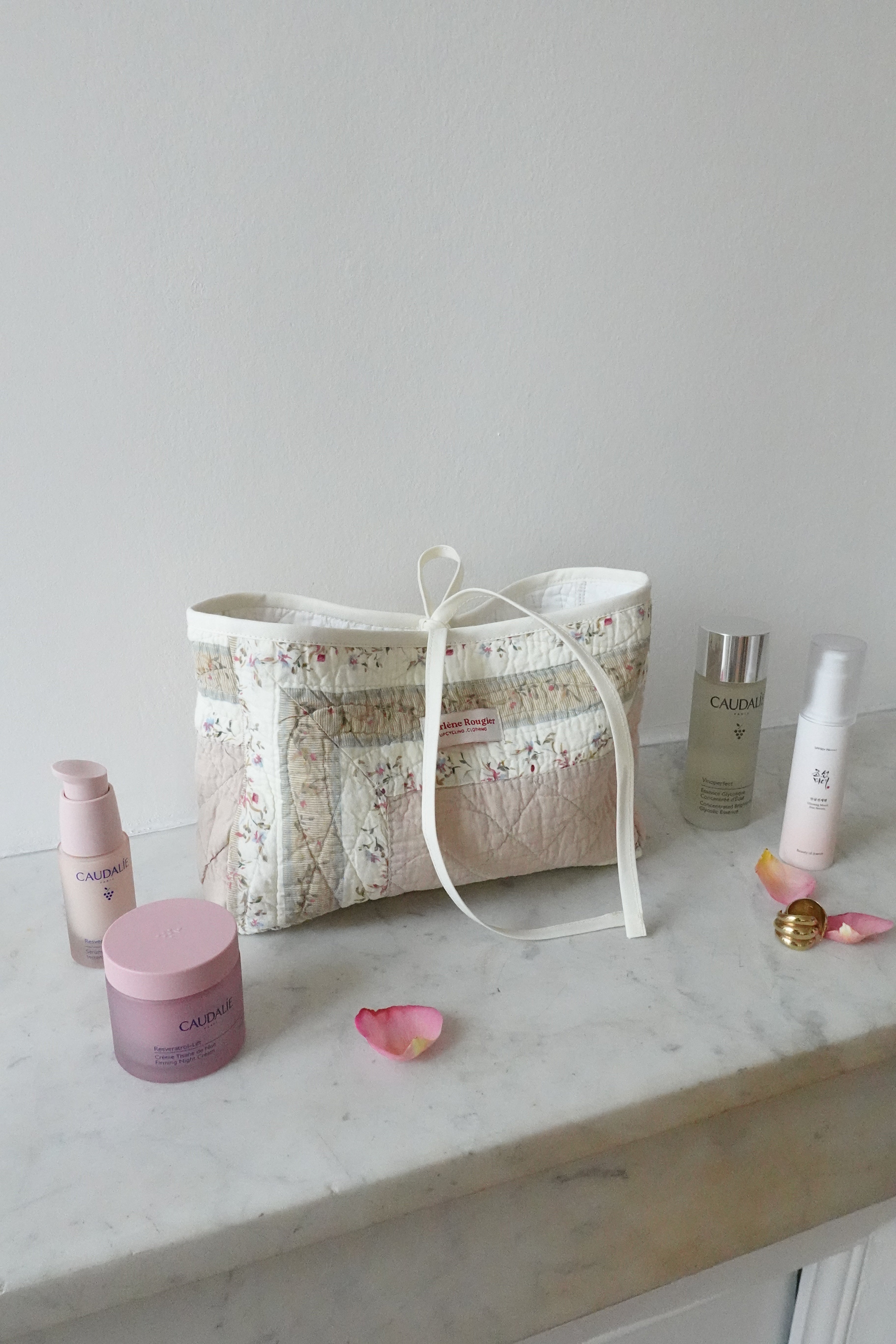 Trousse upcyclée matelassée écrue fleurie et marron clair