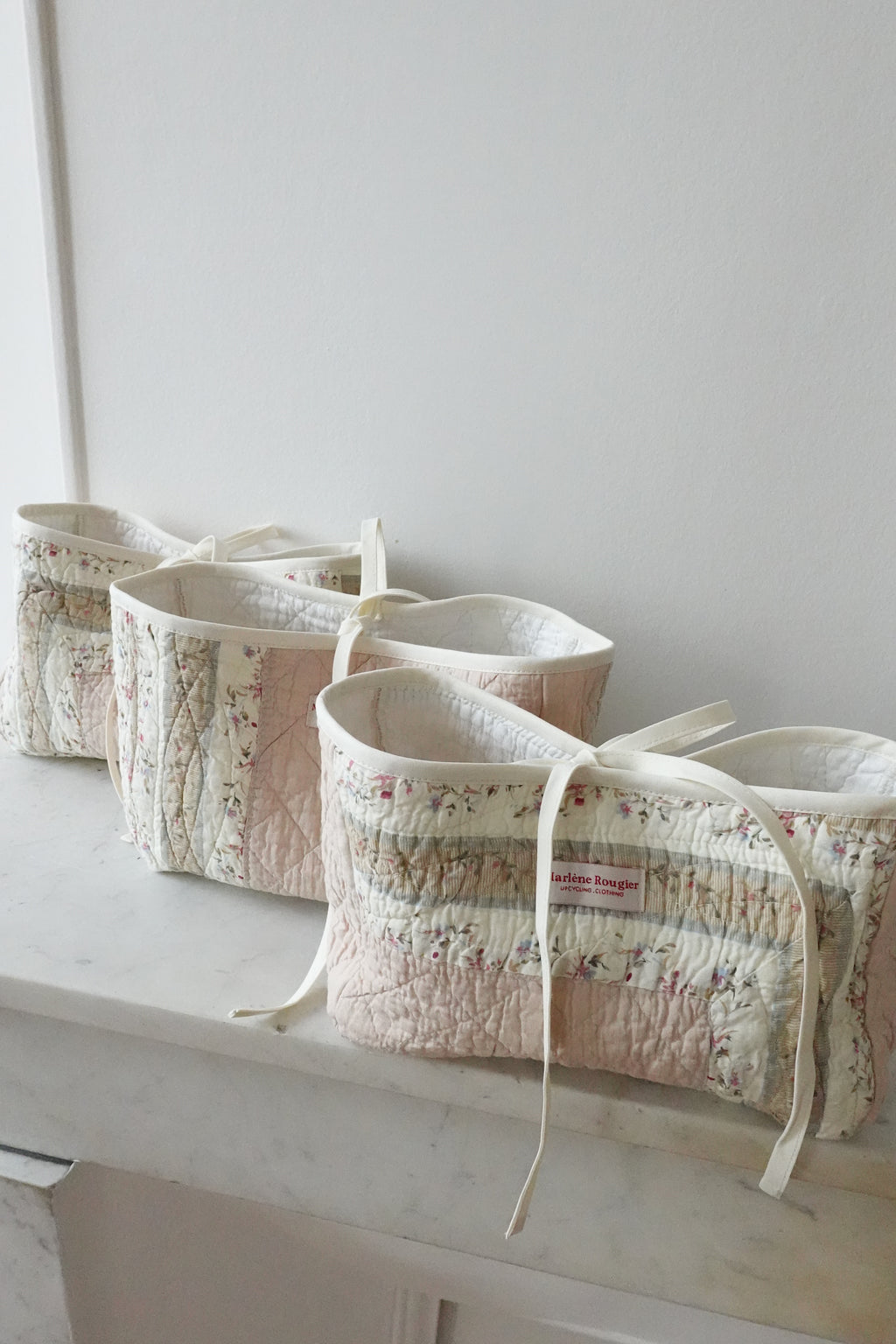 Trousse upcyclée matelassée écrue fleurie et marron clair