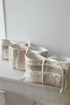 Trousse upcyclée matelassée écrue fleurie et marron clair