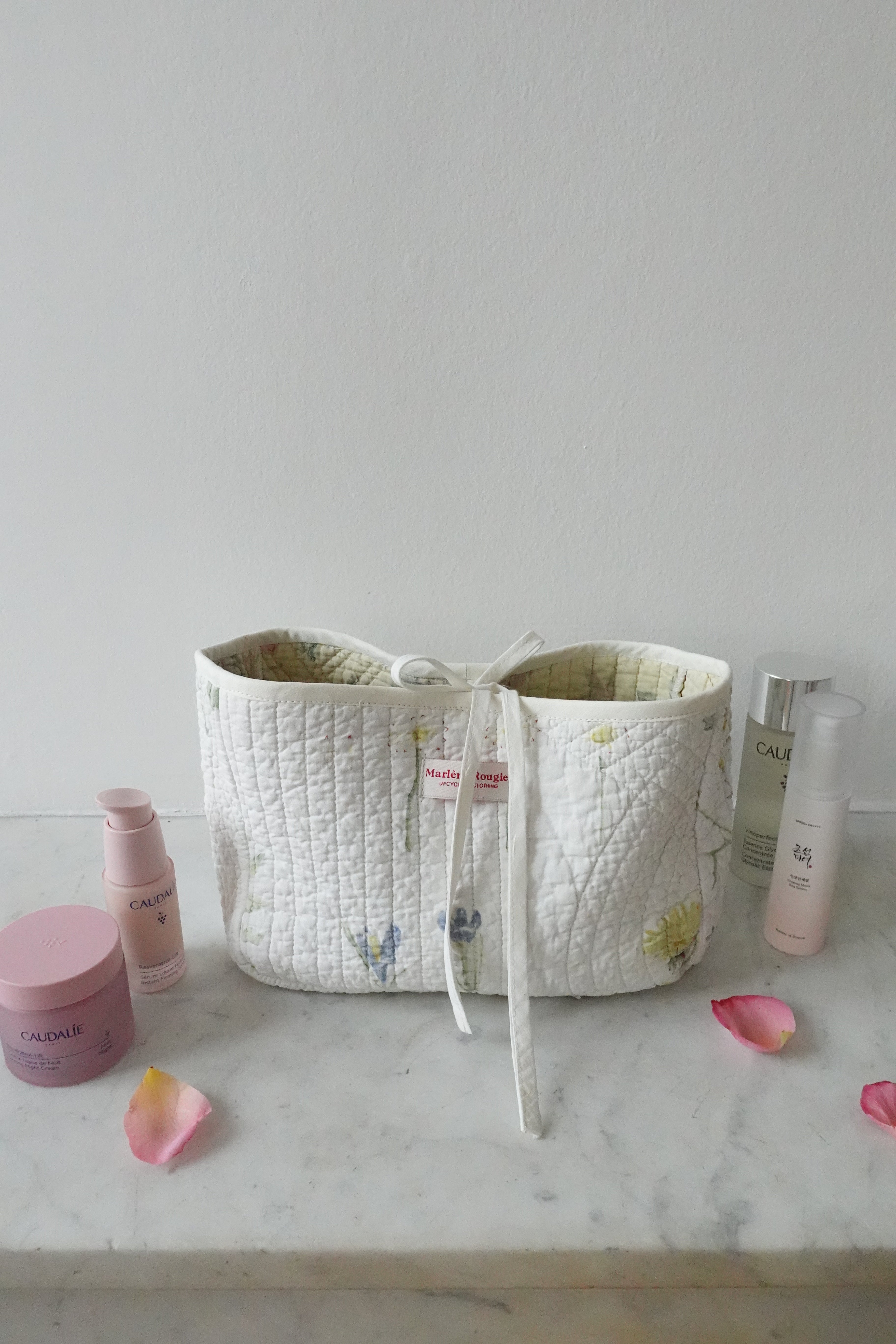 Trousse upcyclée matelassée blanche à motifs