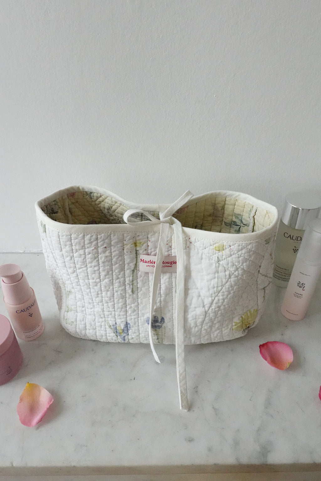 Trousse upcyclée matelassée blanche à motifs
