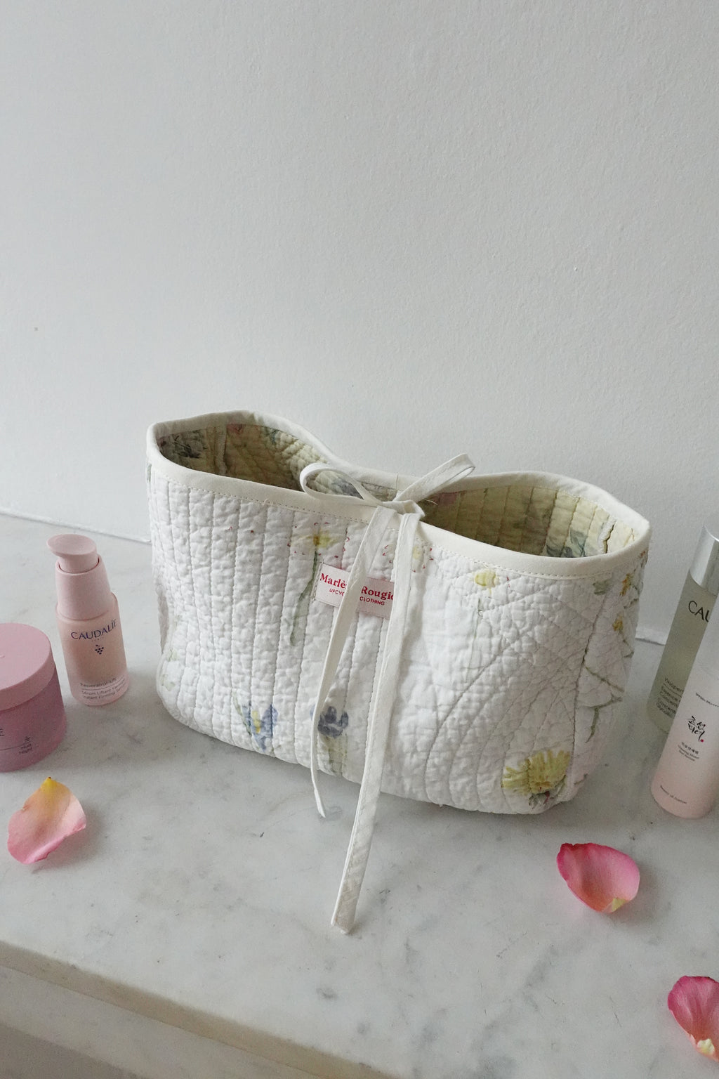 Trousse upcyclée matelassée blanche à motifs