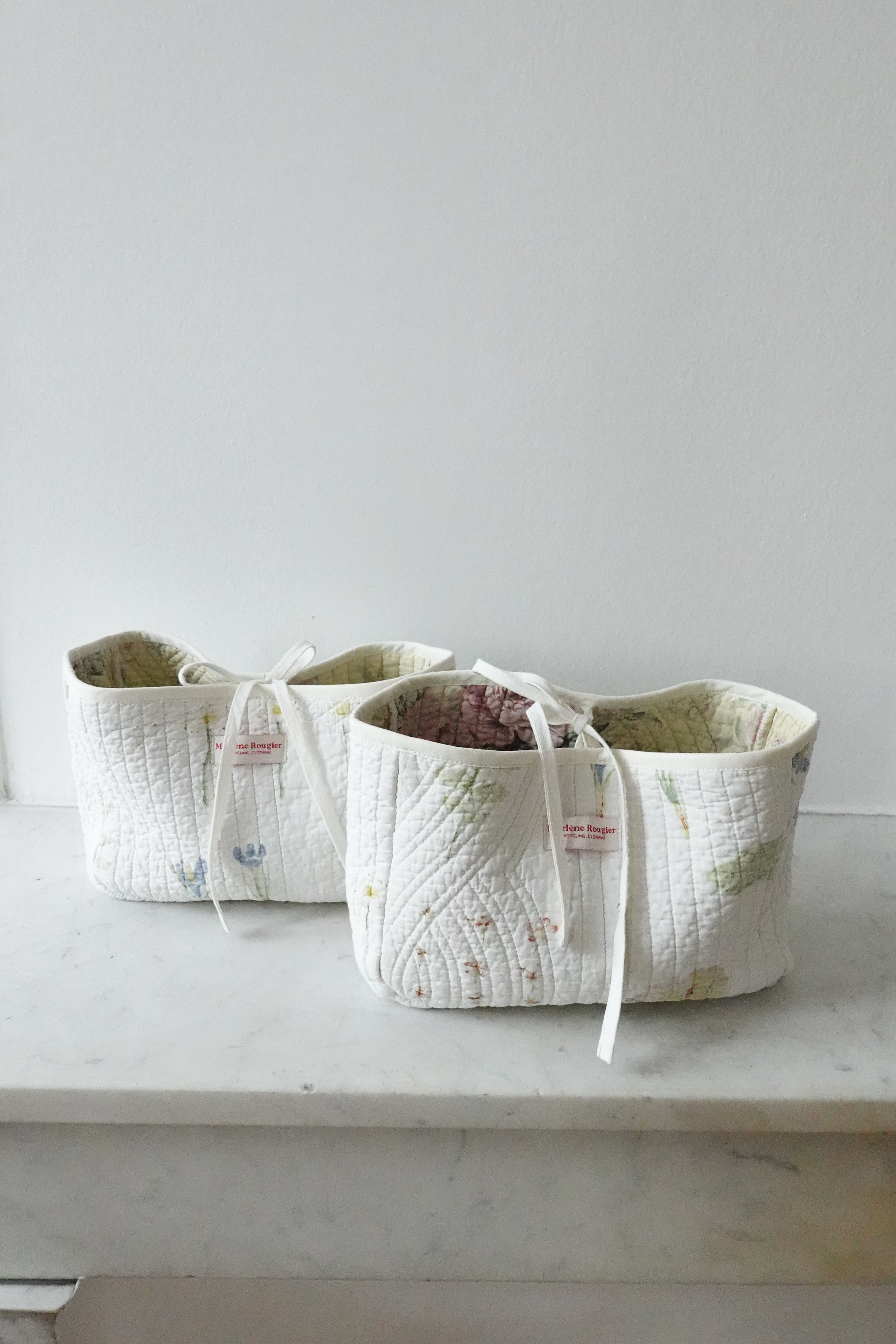 Trousse upcyclée matelassée blanche à motifs