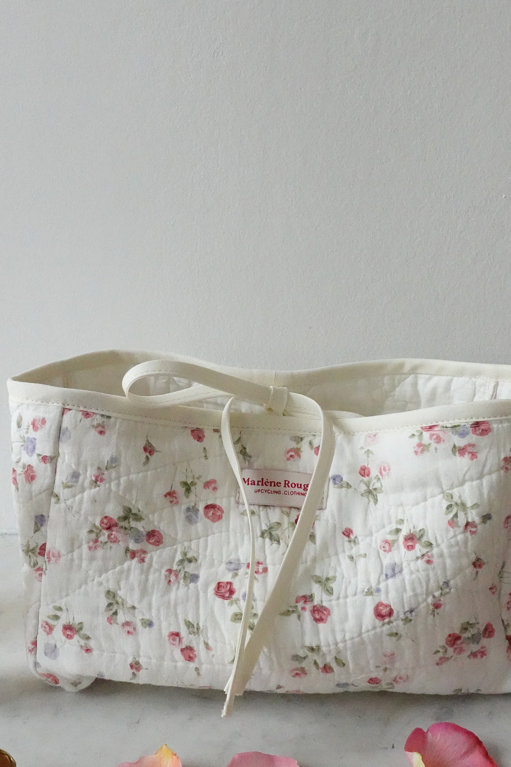 Trousse upcyclée matelassée écrue fleurie