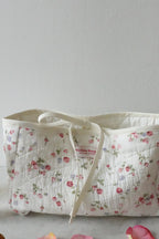 Trousse upcyclée matelassée écrue fleurie