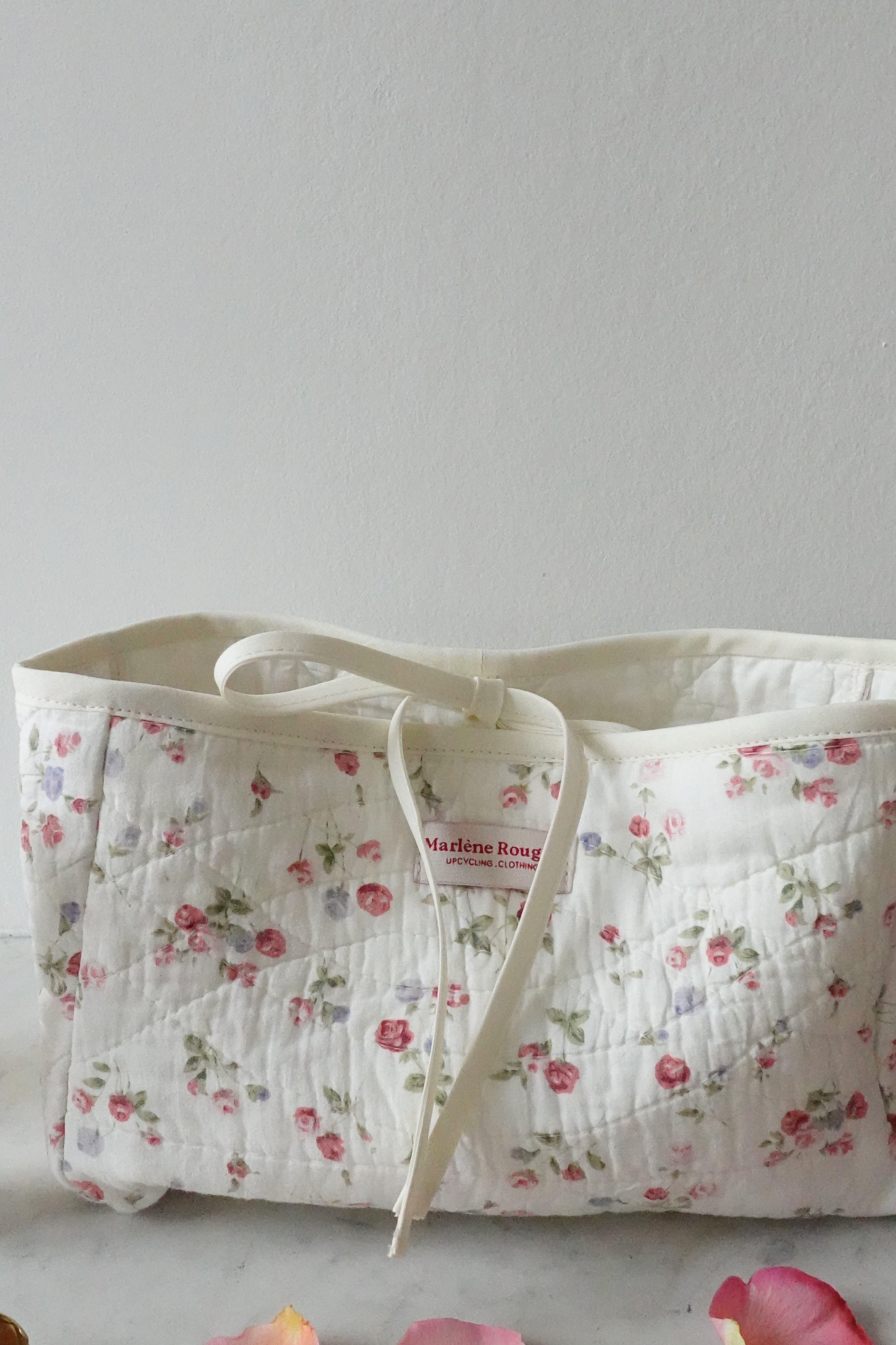 Trousse upcyclée matelassée écrue fleurie