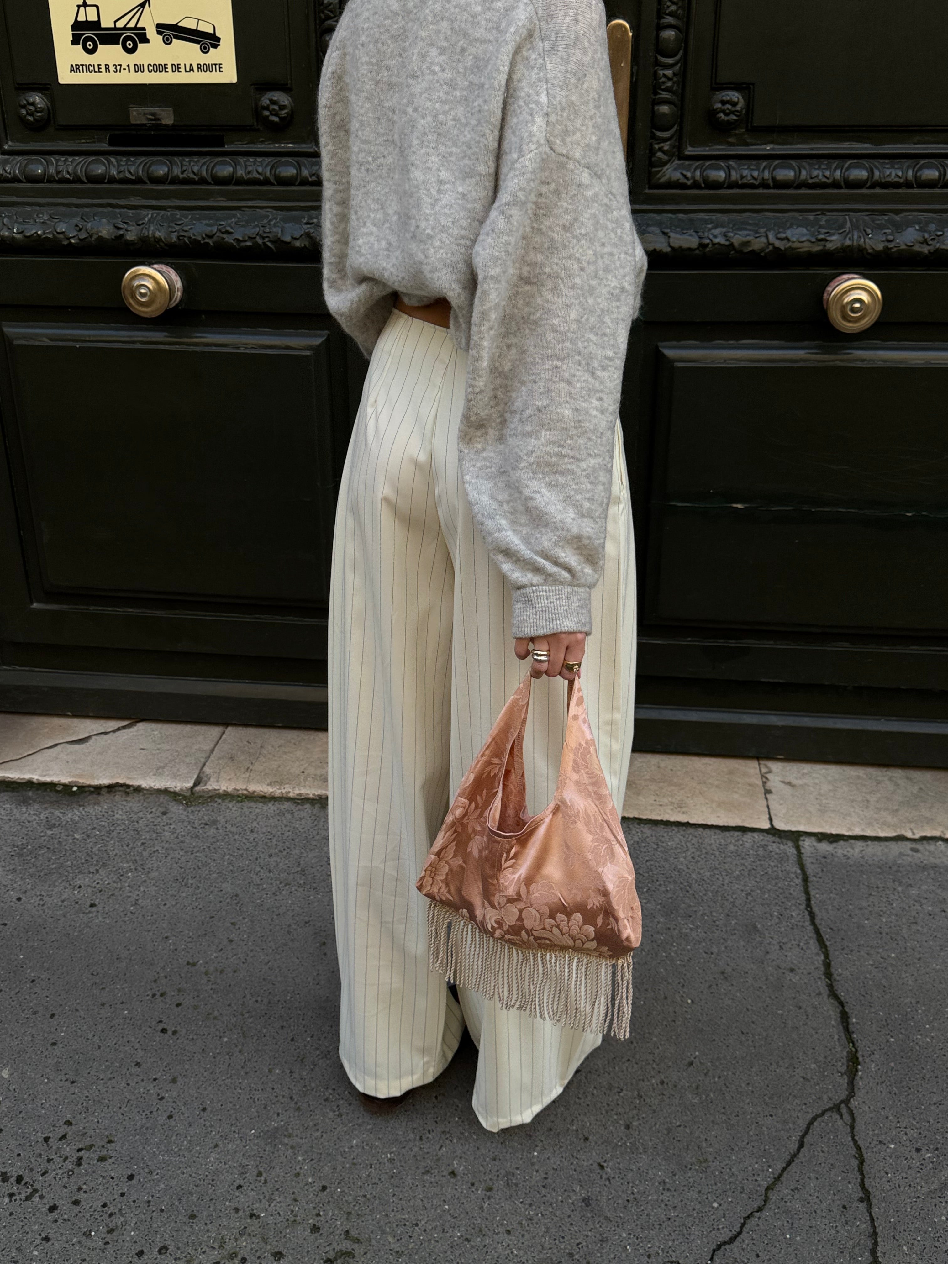 Pantalon écru à fines rayures bleues