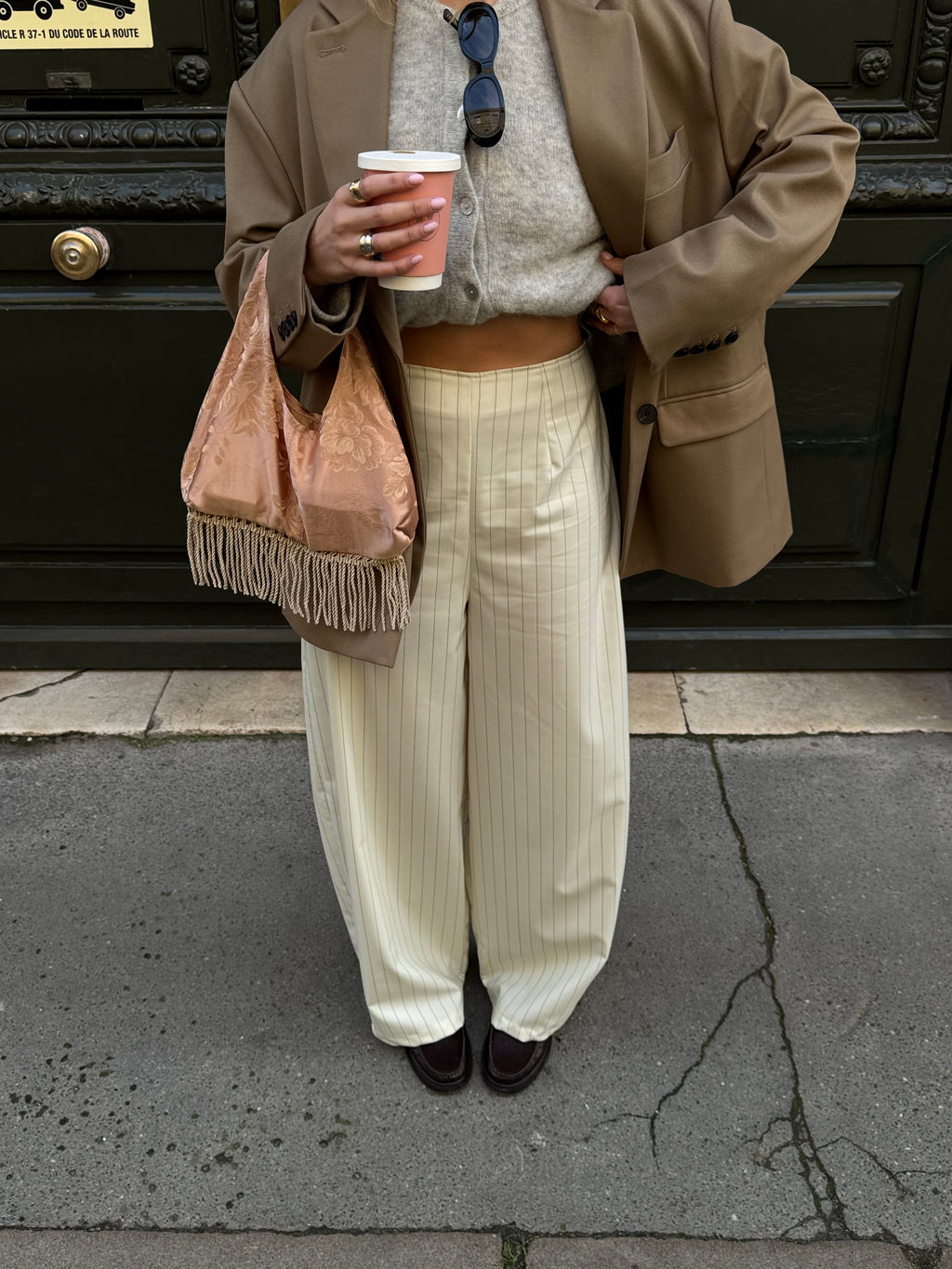 Pantalon écru à fines rayures bleues