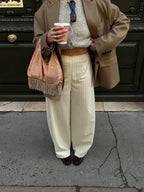 Pantalon écru à fines rayures bleues