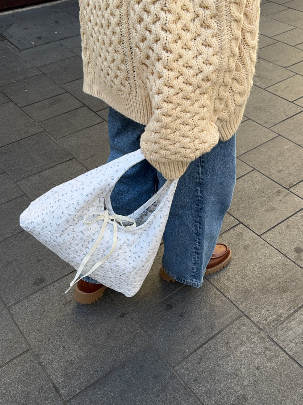 Sac upcyclé matelassé blanc à motif bleu