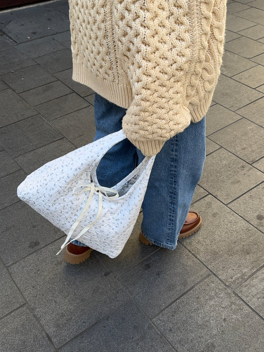Sac upcyclé matelassé blanc à motif bleu