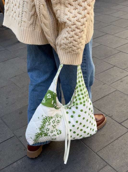 Sac upcyclé matelassé blanc à motifs verts