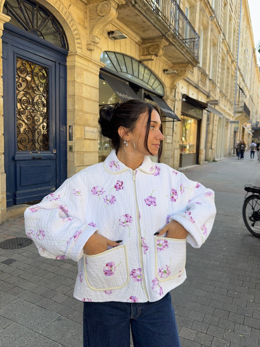 Veste upcyclée matelassée blanche à fleurs violettes