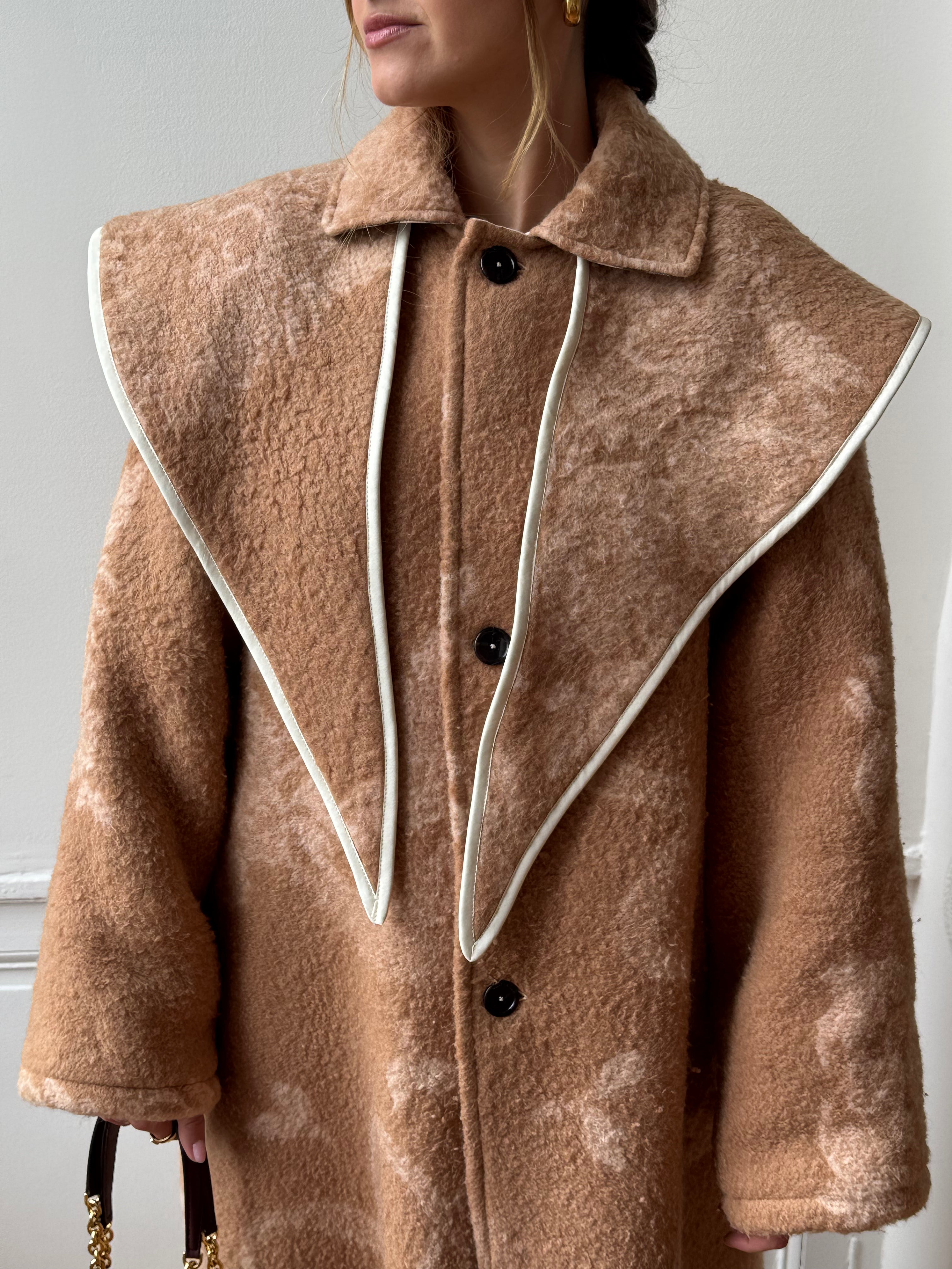 Châle upcyclé laine marron clair à motifs vintage