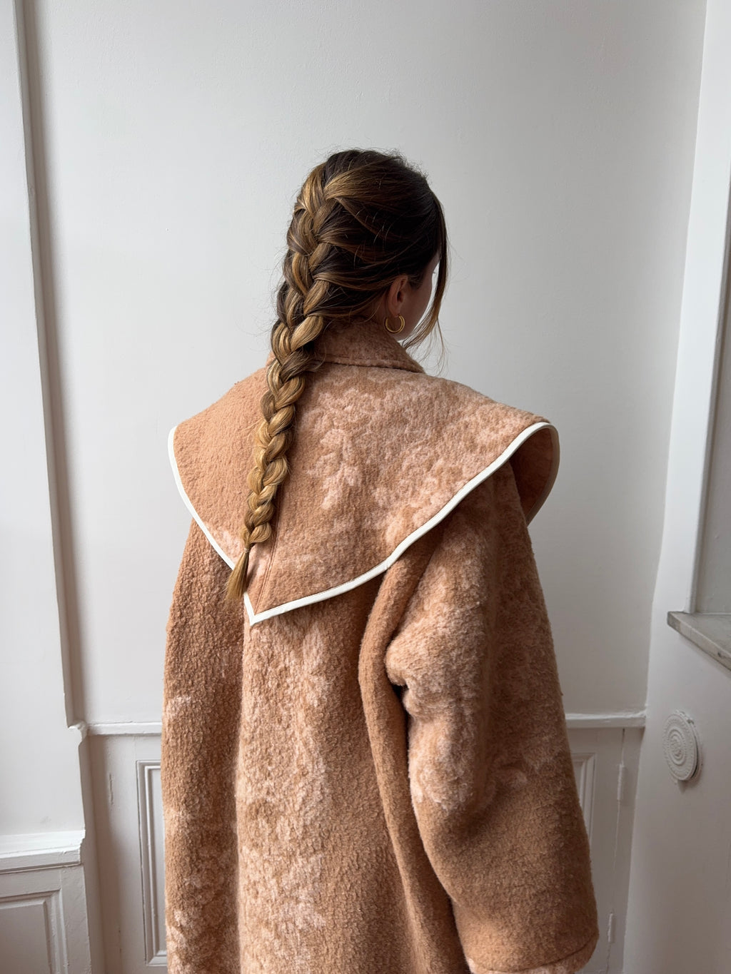 Châle upcyclé laine marron clair à motifs vintage