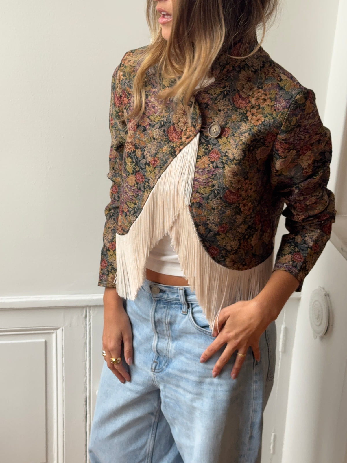 Veste courte upcyclée à fleurs et franges