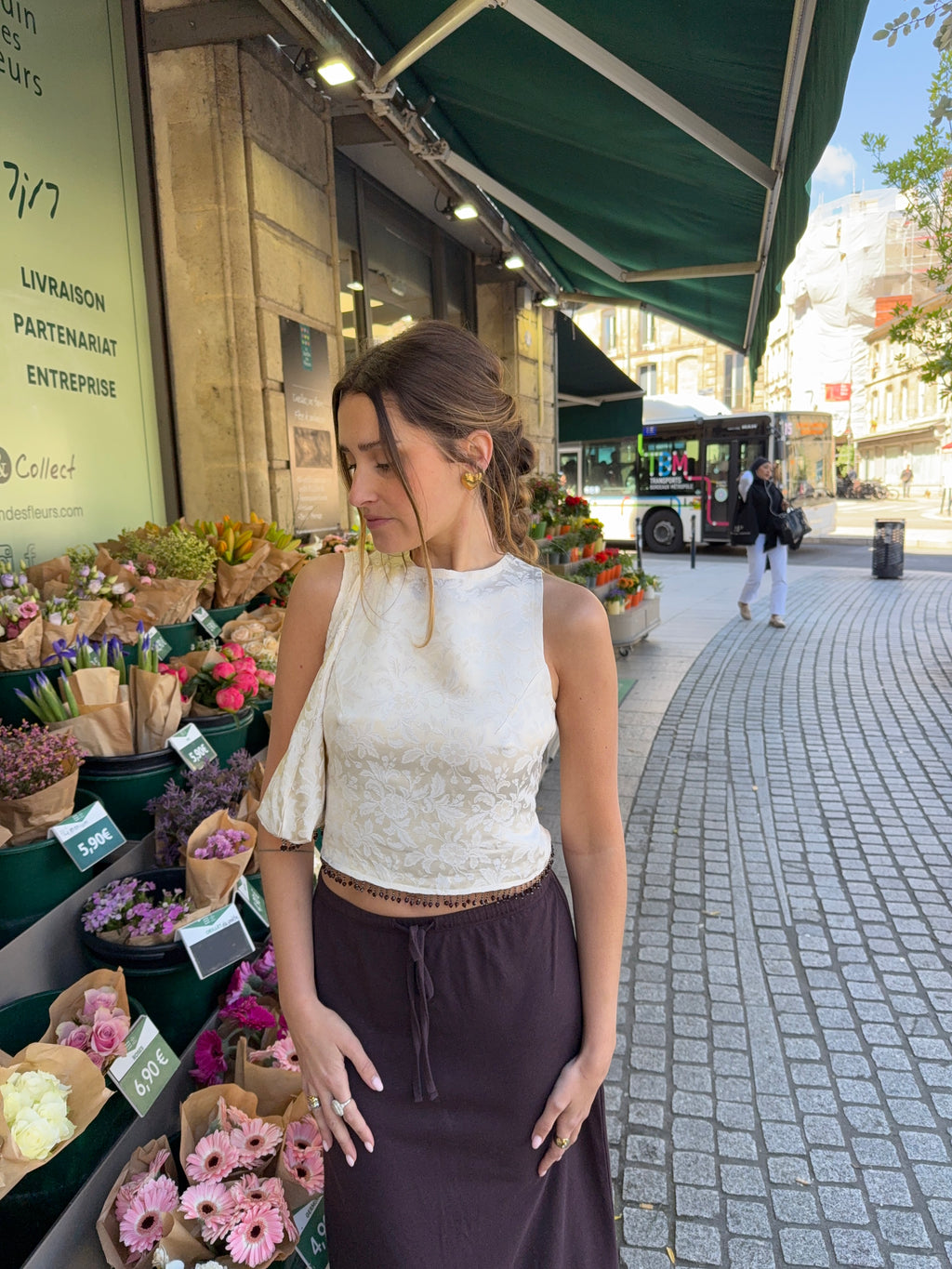 Top upcyclé dos nu satiné crème à motifs et perles vintage