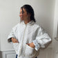 Veste upcyclée matelassée blanche à motif bleu