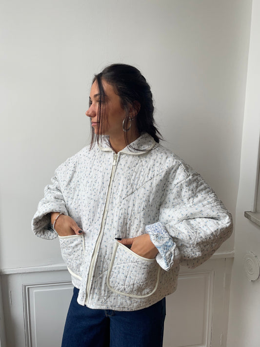 Veste upcyclée matelassée blanche à motif bleu