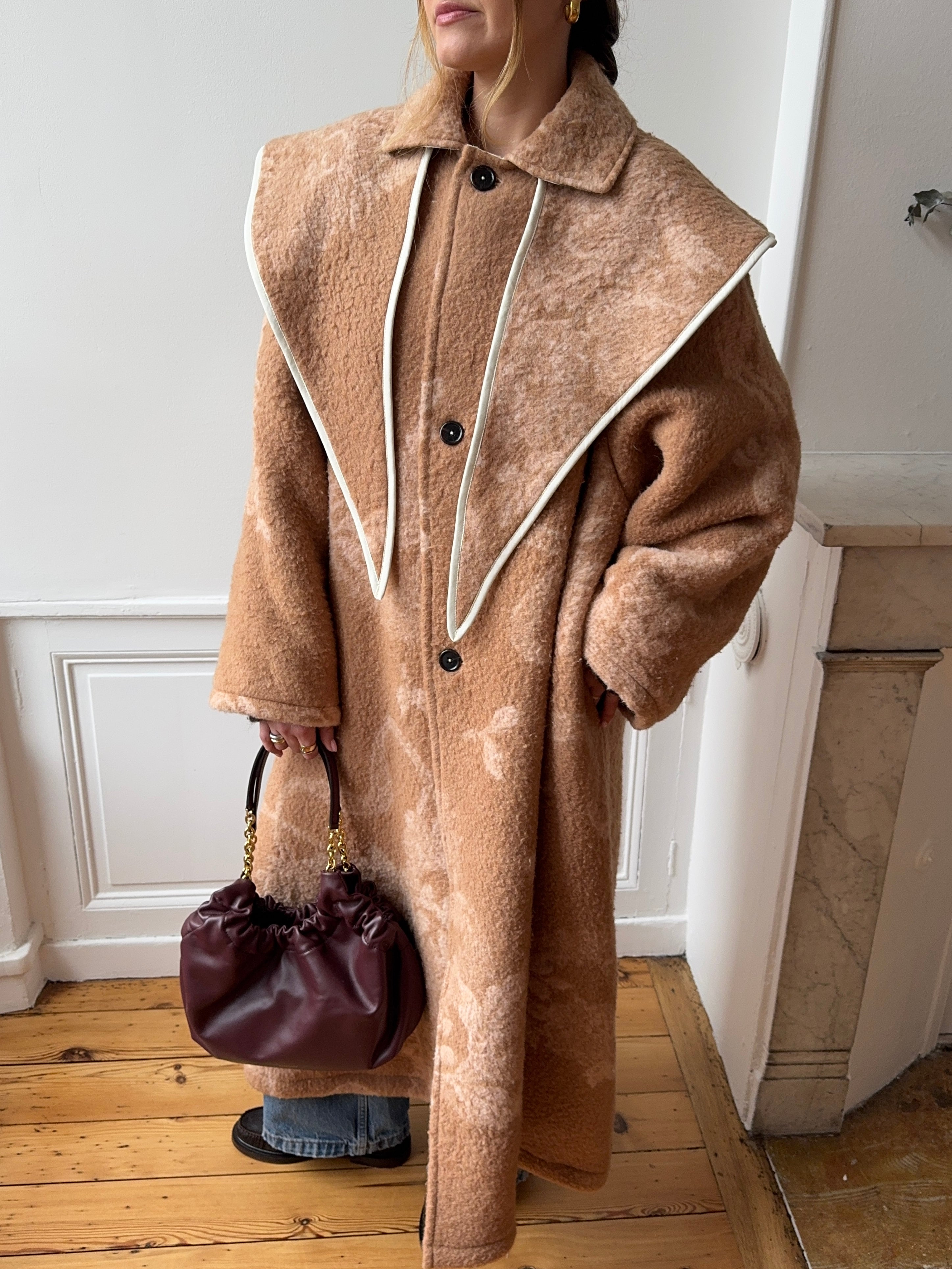 Châle upcyclé laine marron clair à motifs vintage