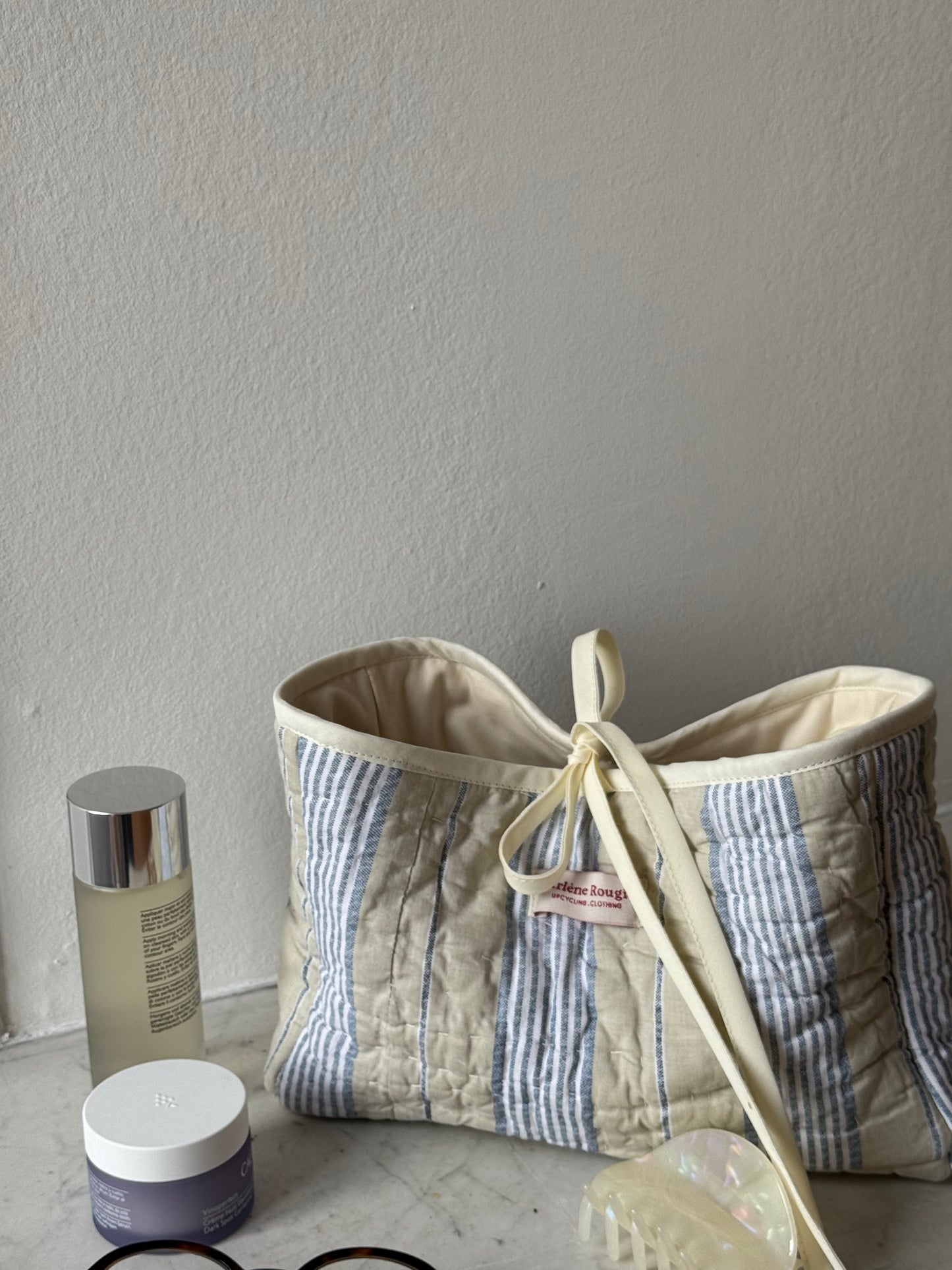 Trousse upcyclée matelassée beige à rayures