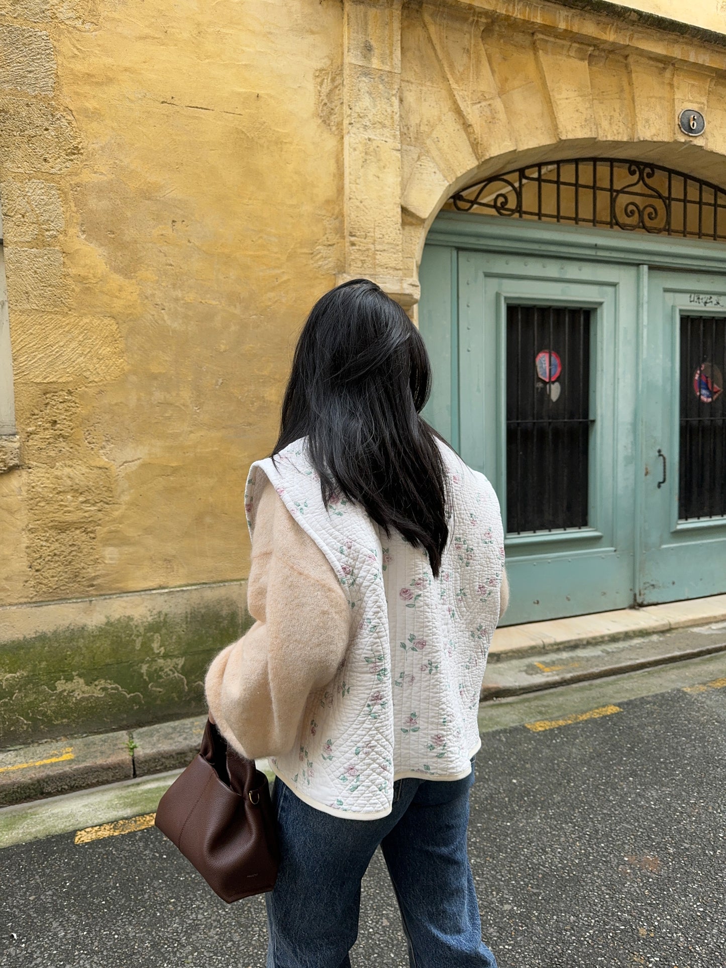 Veste sans manches upcyclée matelassée blanche à fleurs