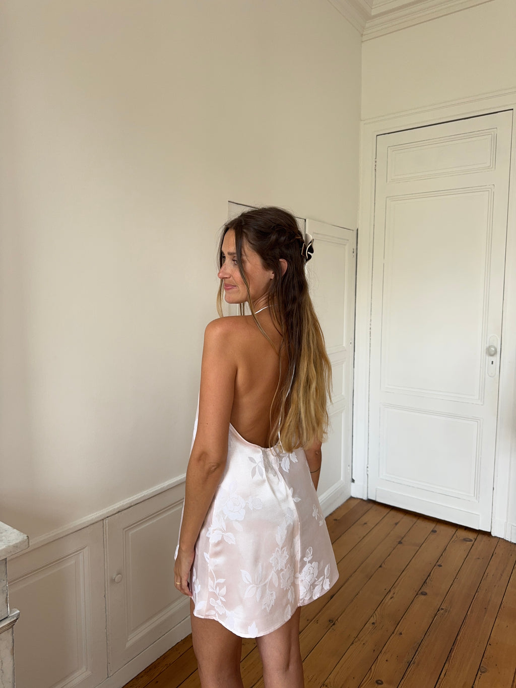 Robe dos nu upcyclée satinée rose clair