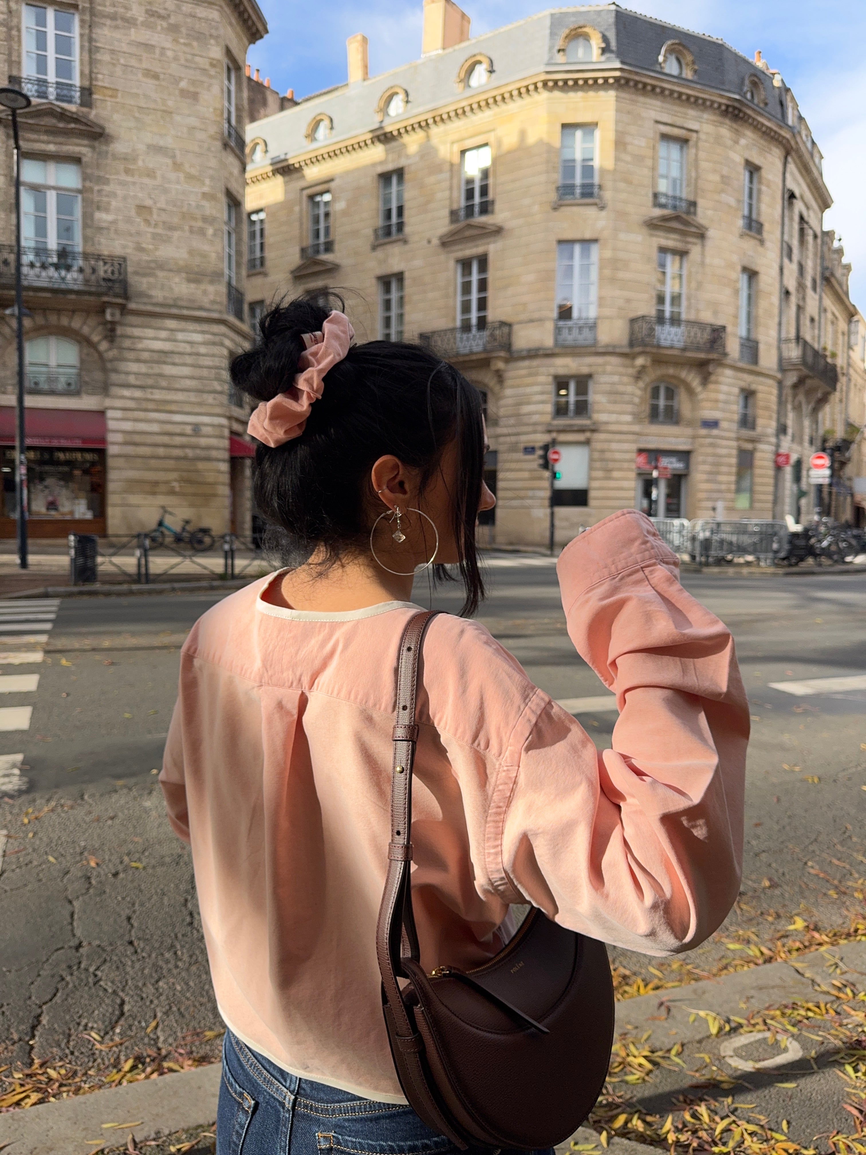 Chemise upcyclée pêche pastel + chouchou