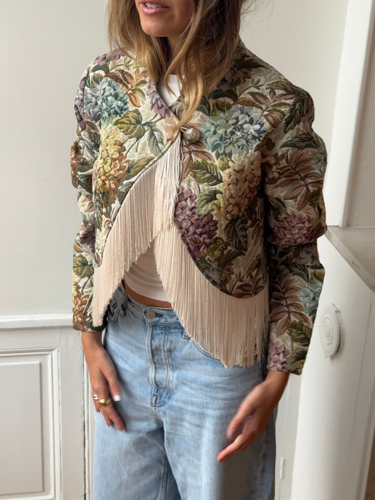 Veste courte upcyclée à fleurs et franges