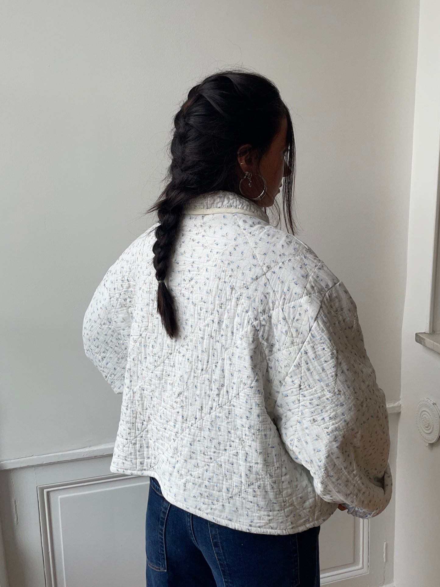 Veste upcyclée matelassée blanche à motif bleu