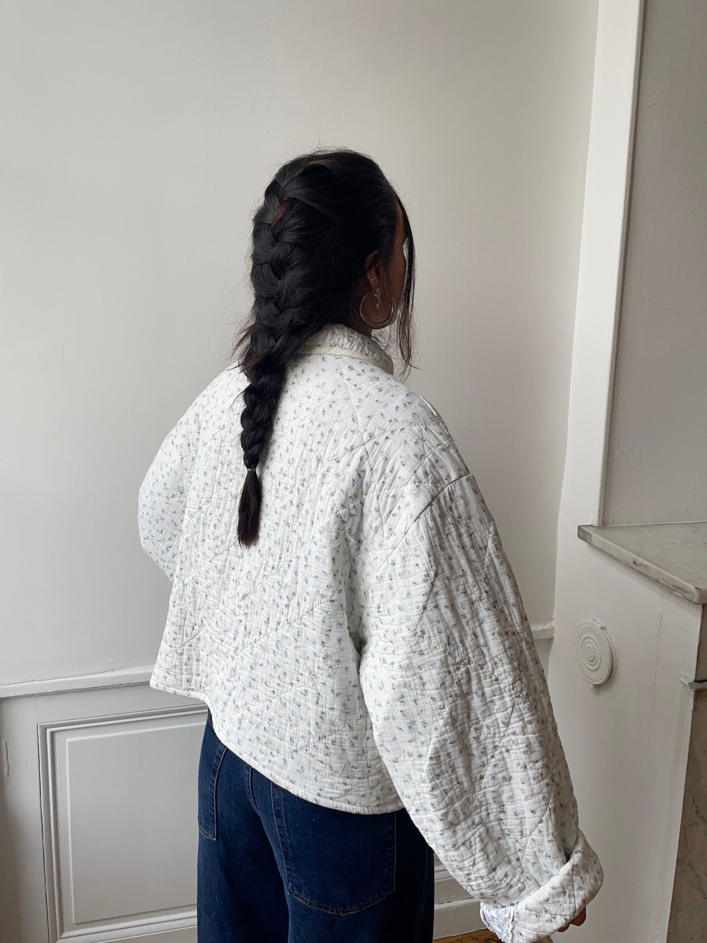Veste upcyclée matelassée blanche à motif bleu