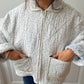 Veste upcyclée matelassée blanche à motif bleu