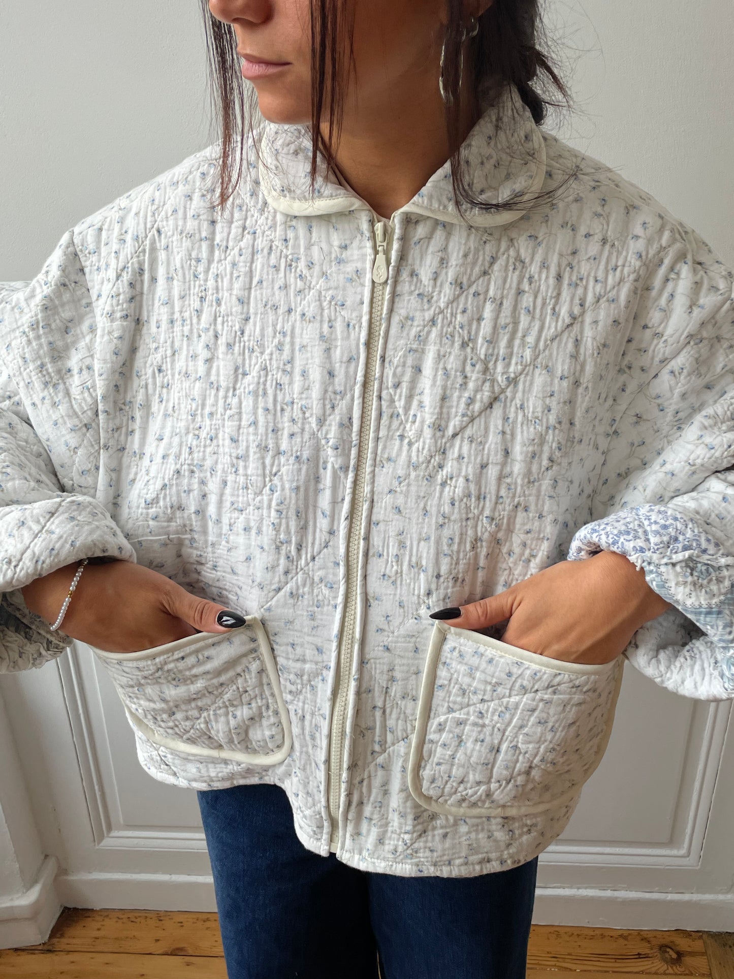Veste upcyclée matelassée blanche à motif bleu