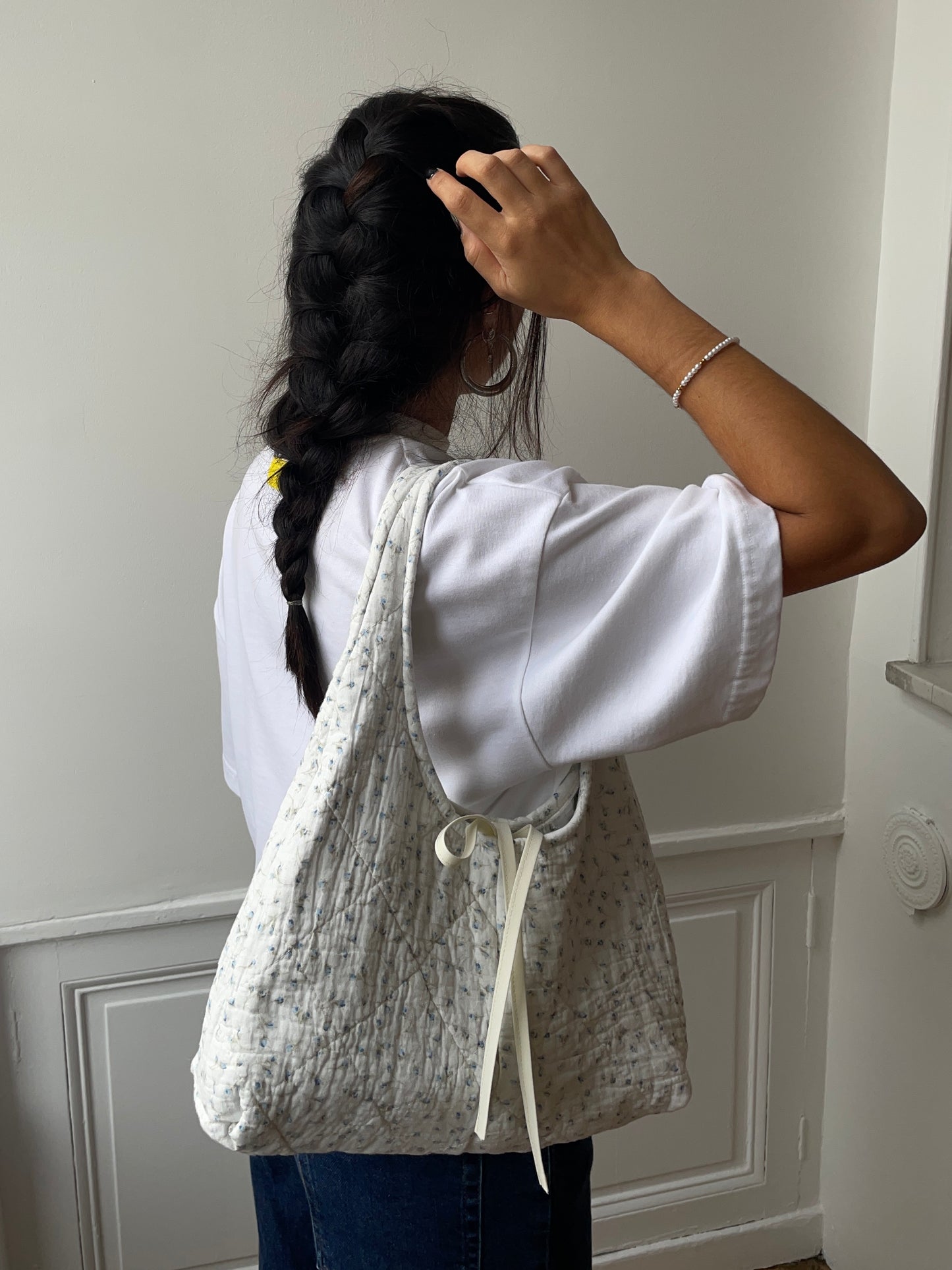 Sac upcyclé matelassé blanc à motif bleu