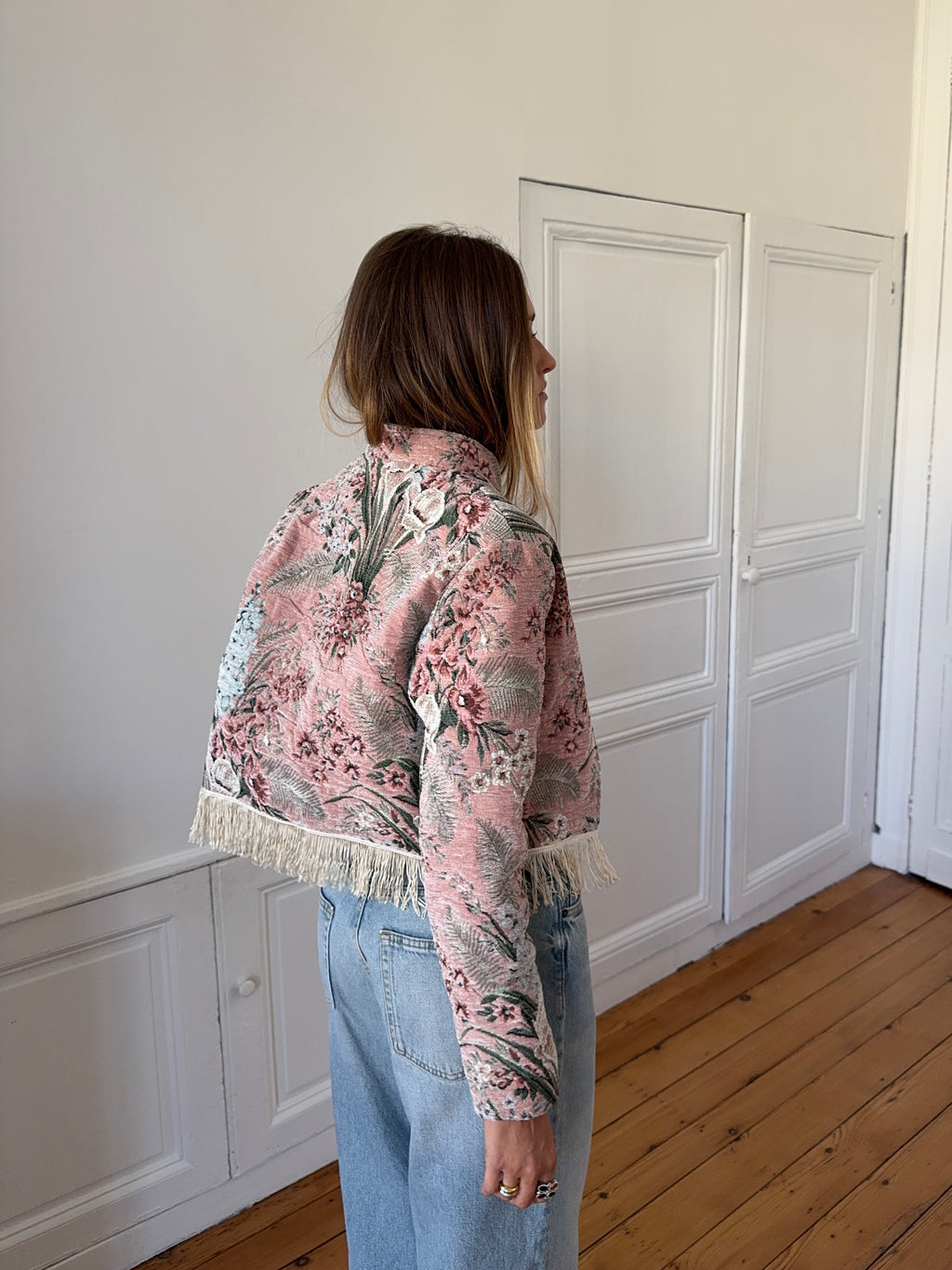 Veste courte upcyclée à motifs et franges