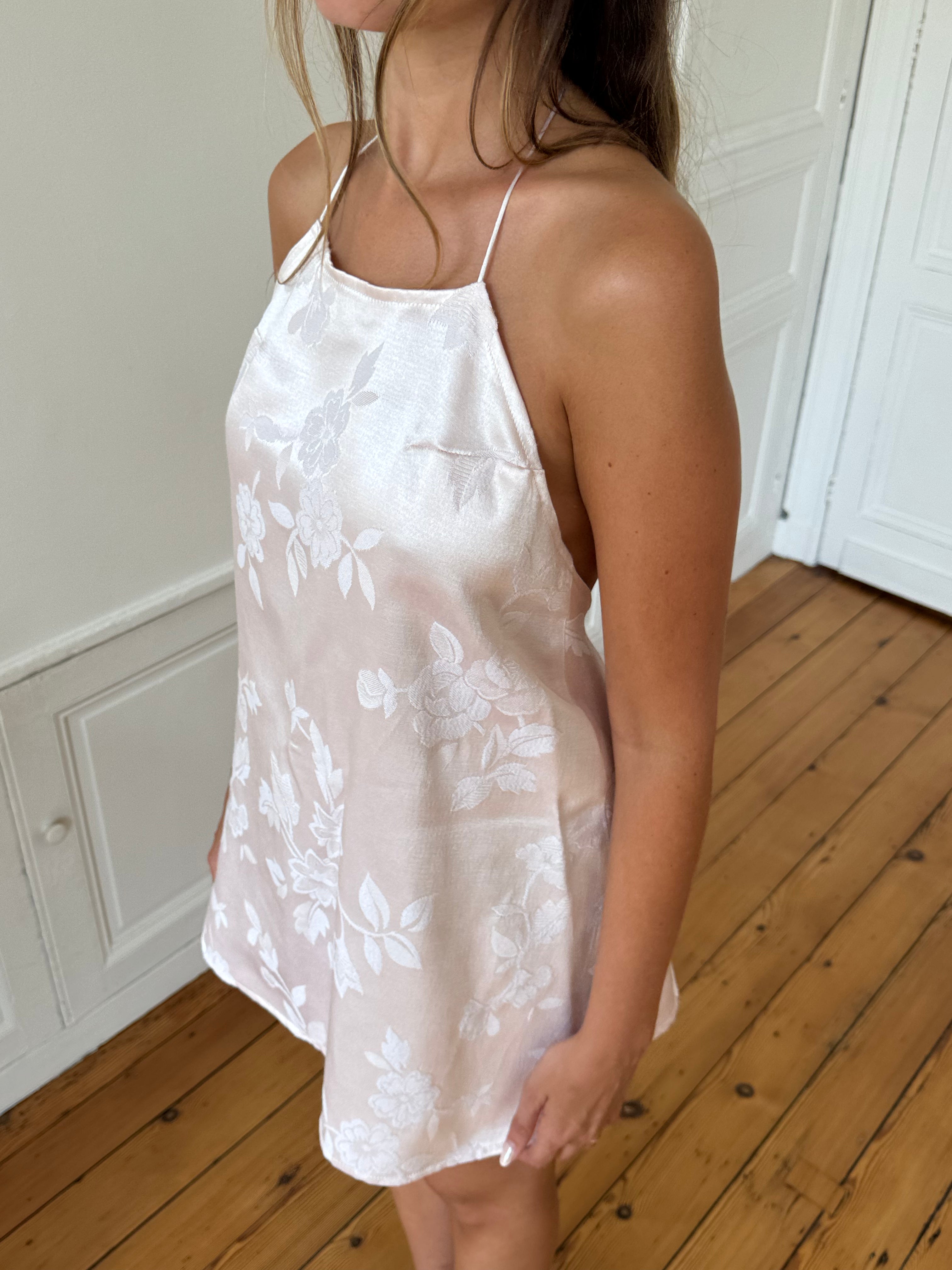 Robe dos nu upcyclée satinée rose clair