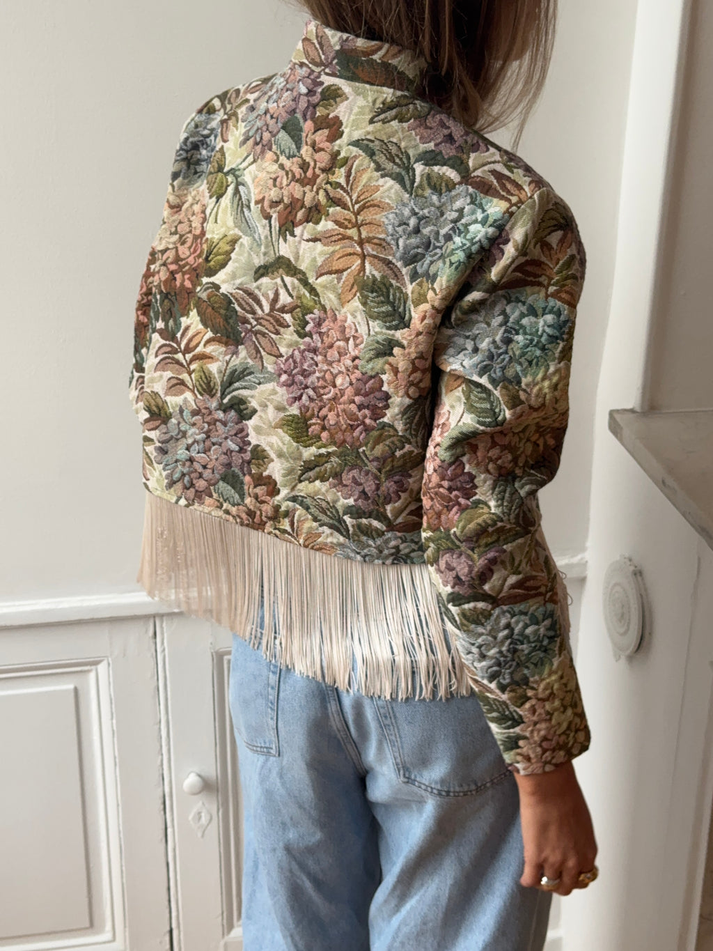 Veste courte upcyclée à fleurs et franges