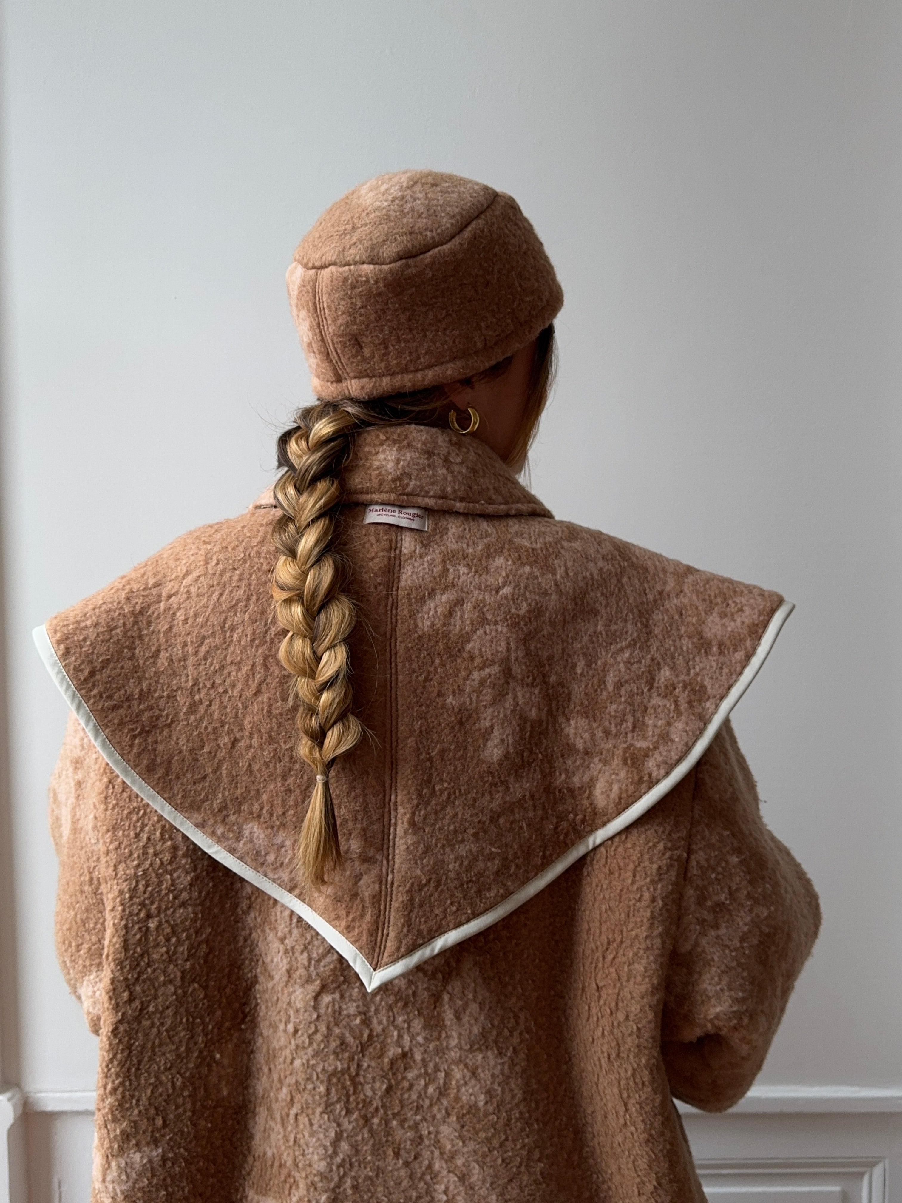 Chapeau upcyclé laine marron clair à motifs vintage