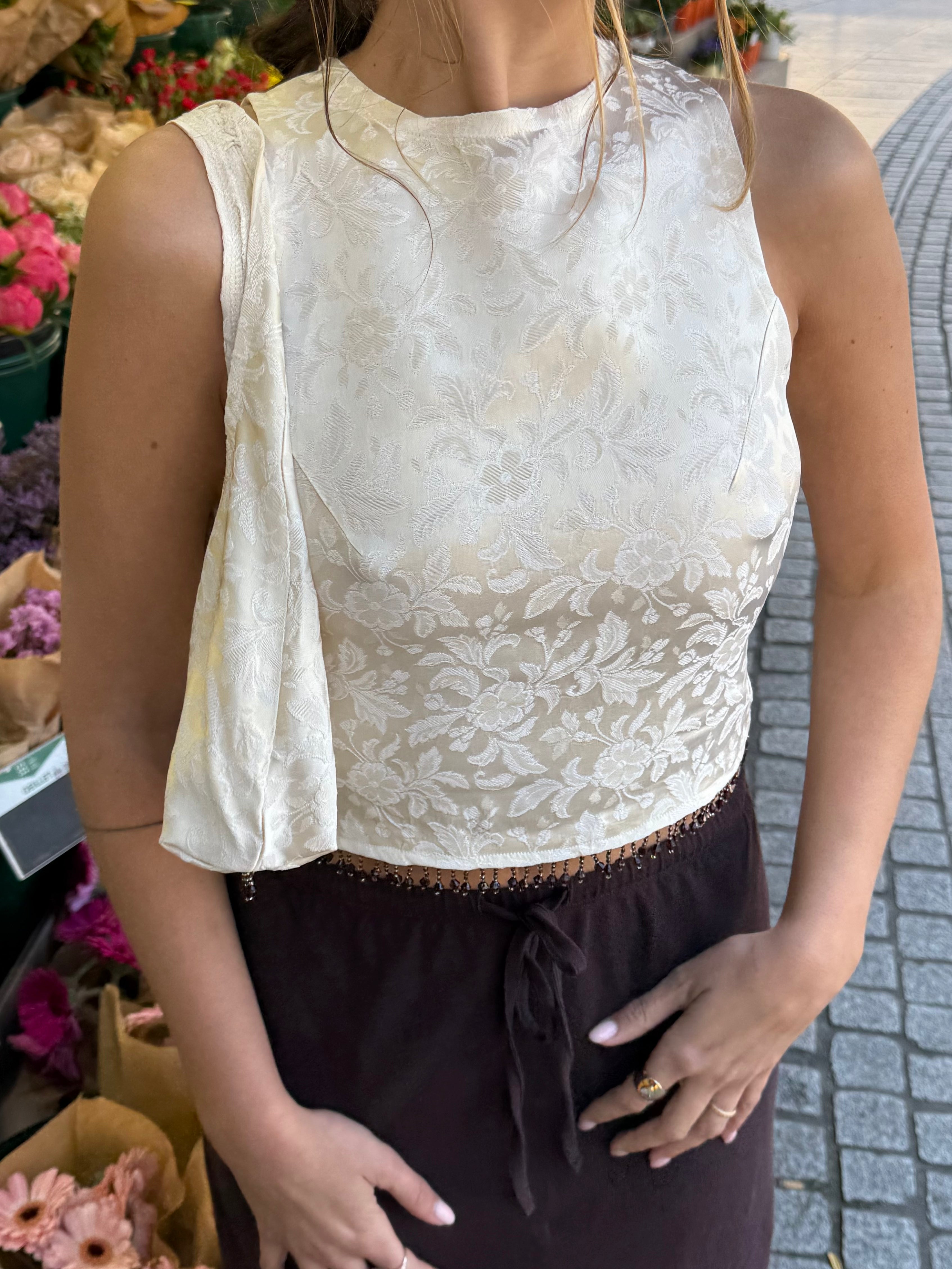 Top upcyclé dos nu satiné crème à motifs et perles vintage