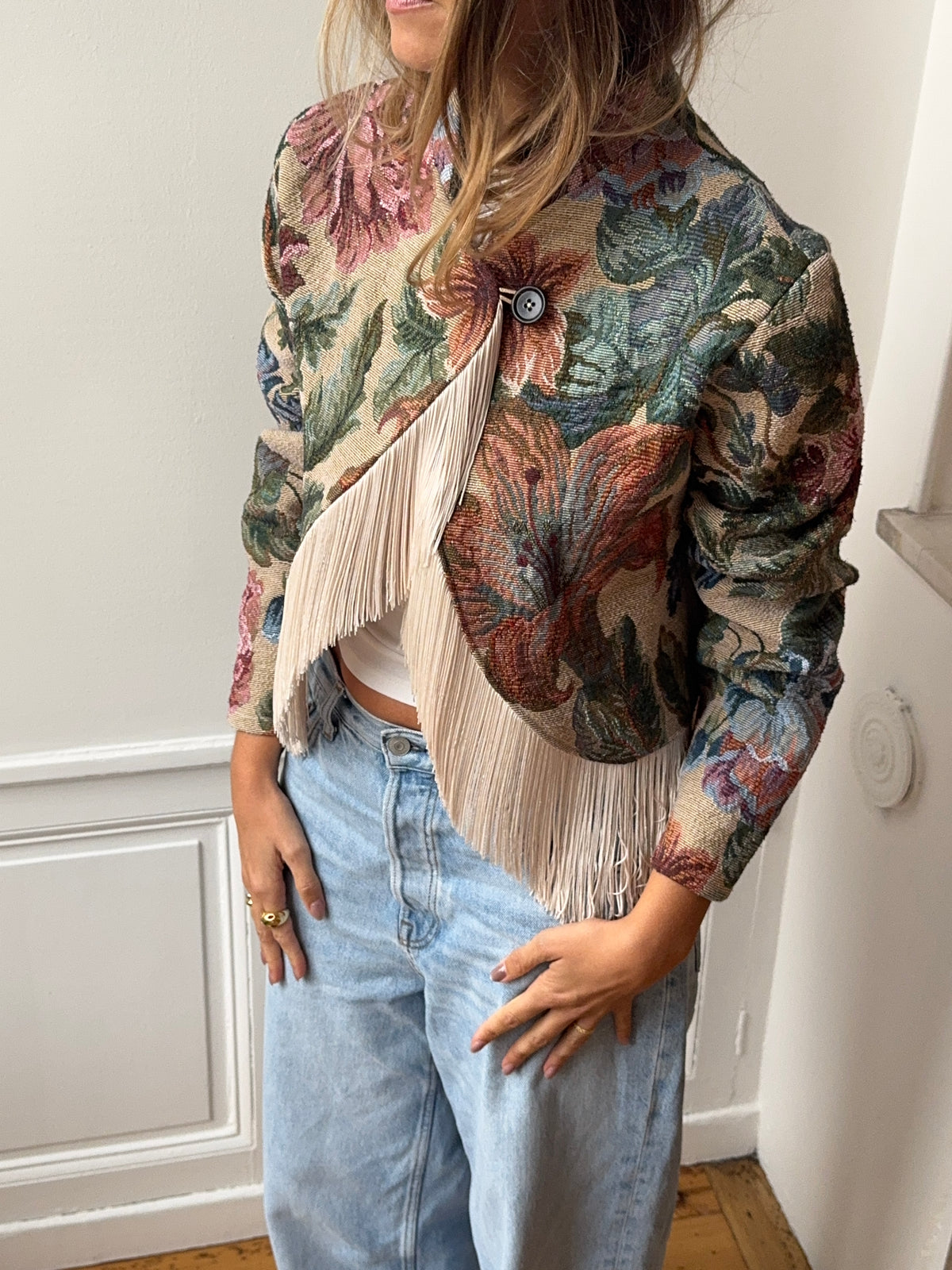 Veste courte upcyclée à fleurs et franges
