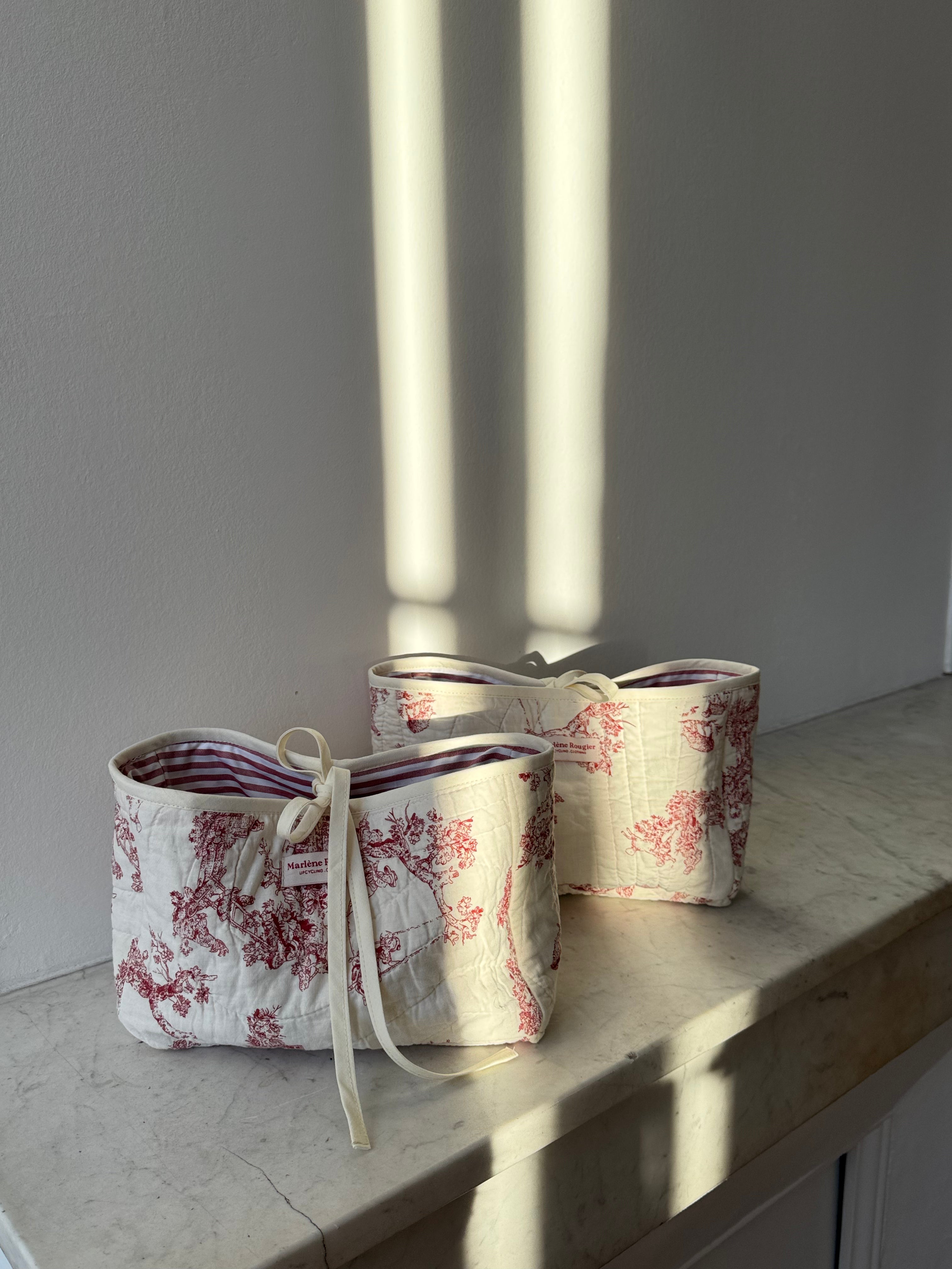 Trousse upcyclée matelassée blanche à motifs rouges