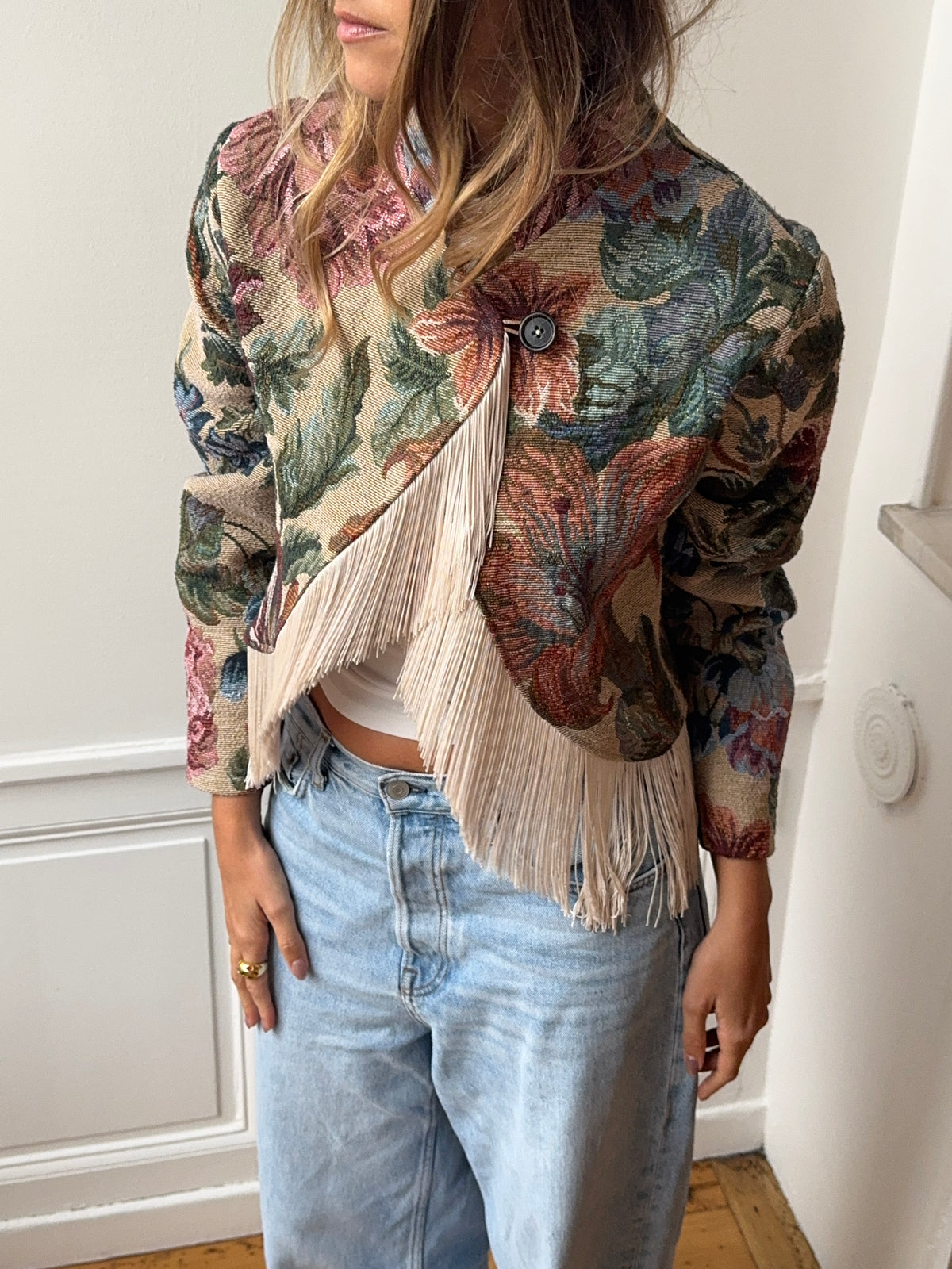 Veste courte upcyclée à fleurs et franges