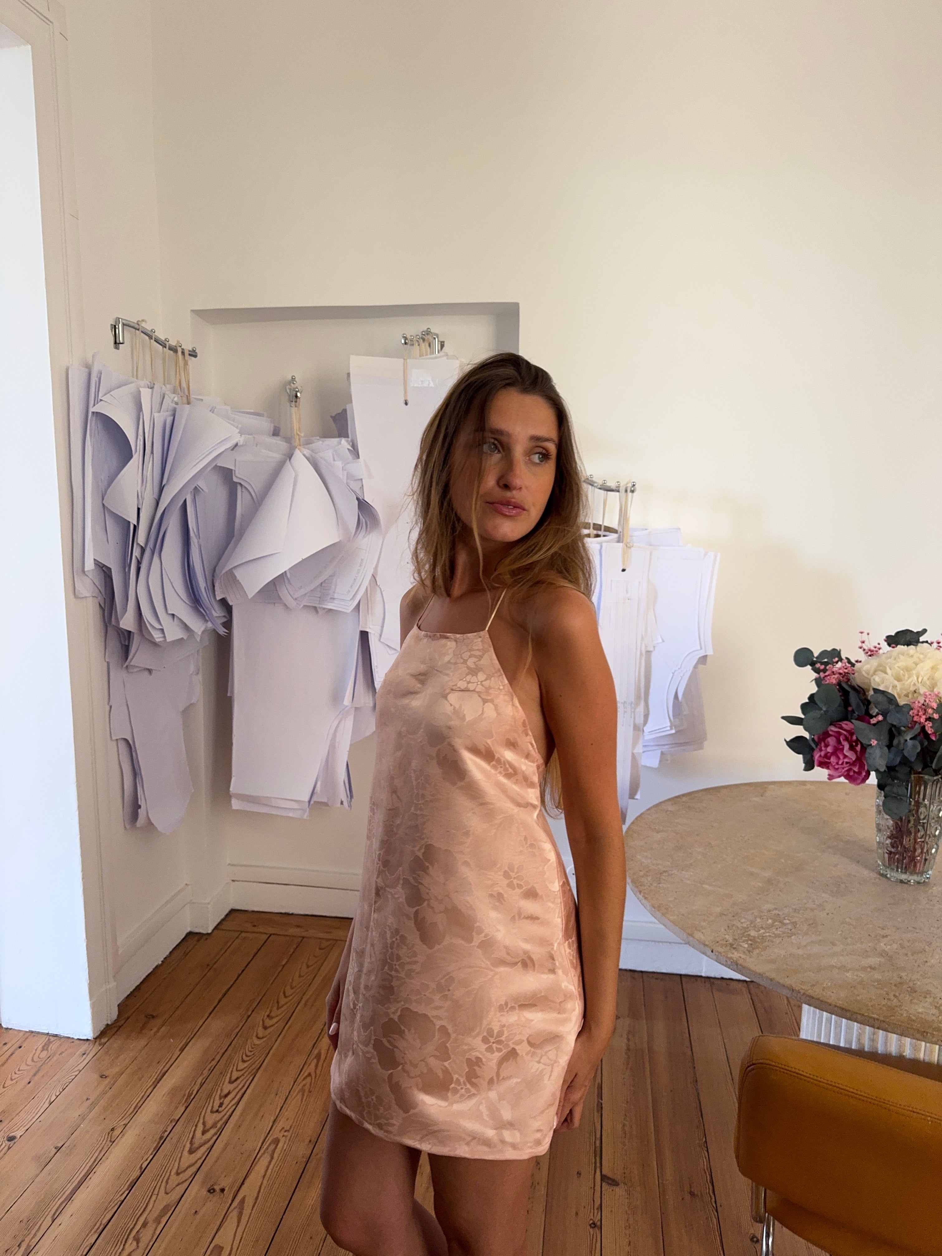 Robe dos nu upcyclée satinée rose
