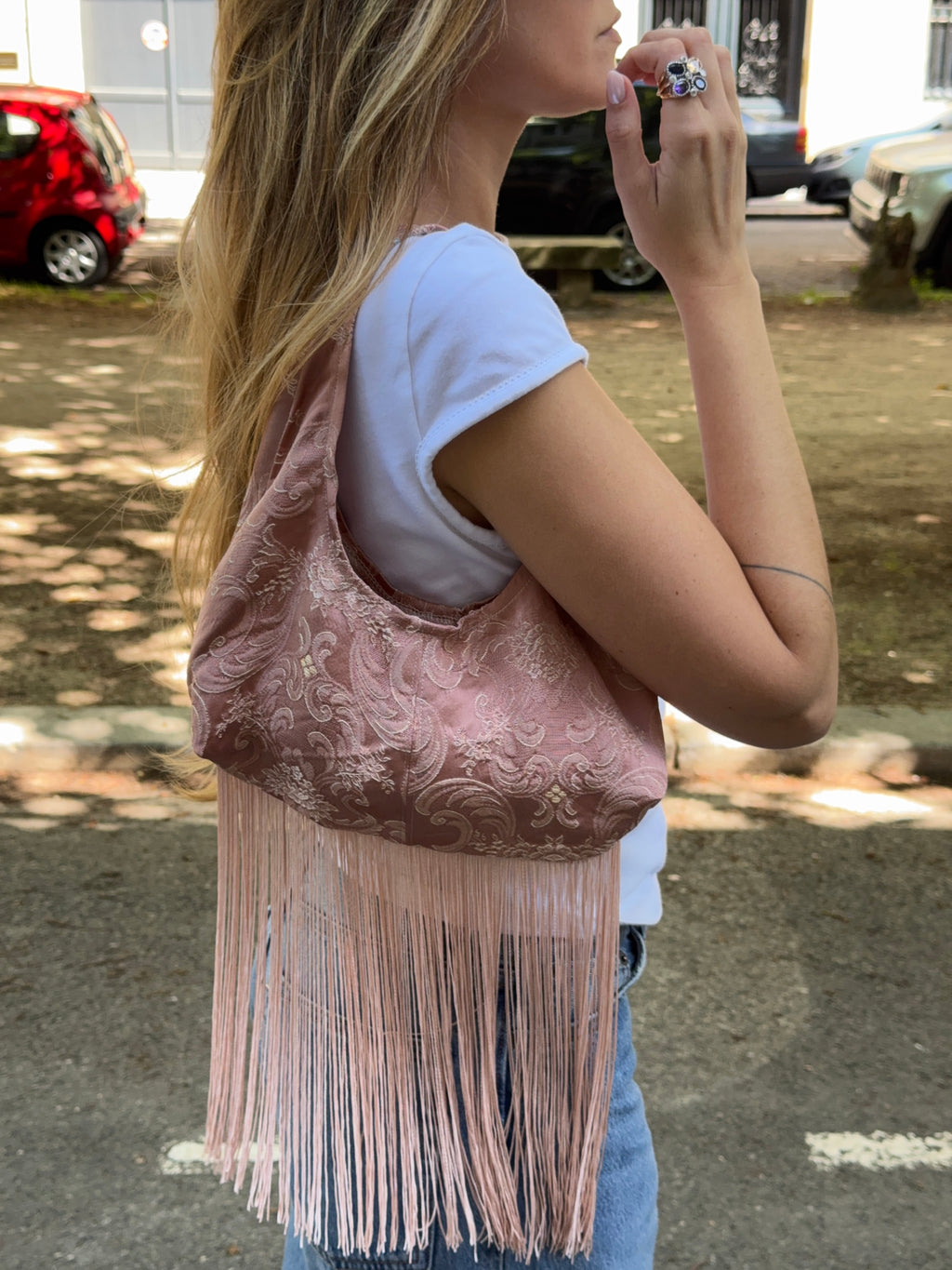 Sac upcyclé satiné rosé à motifs et franges vintage - petit