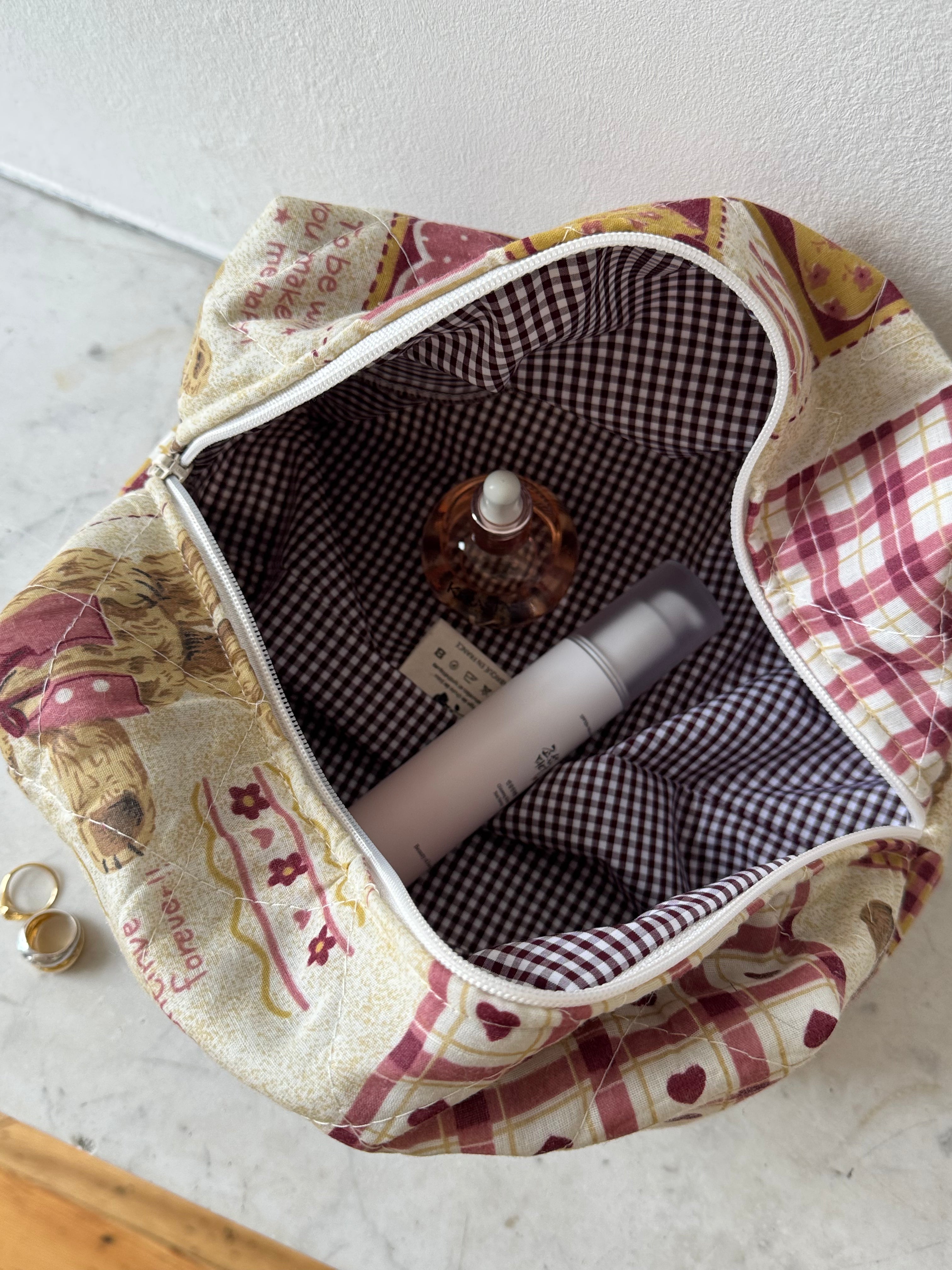 Trousse upcyclée matelassée à motifs