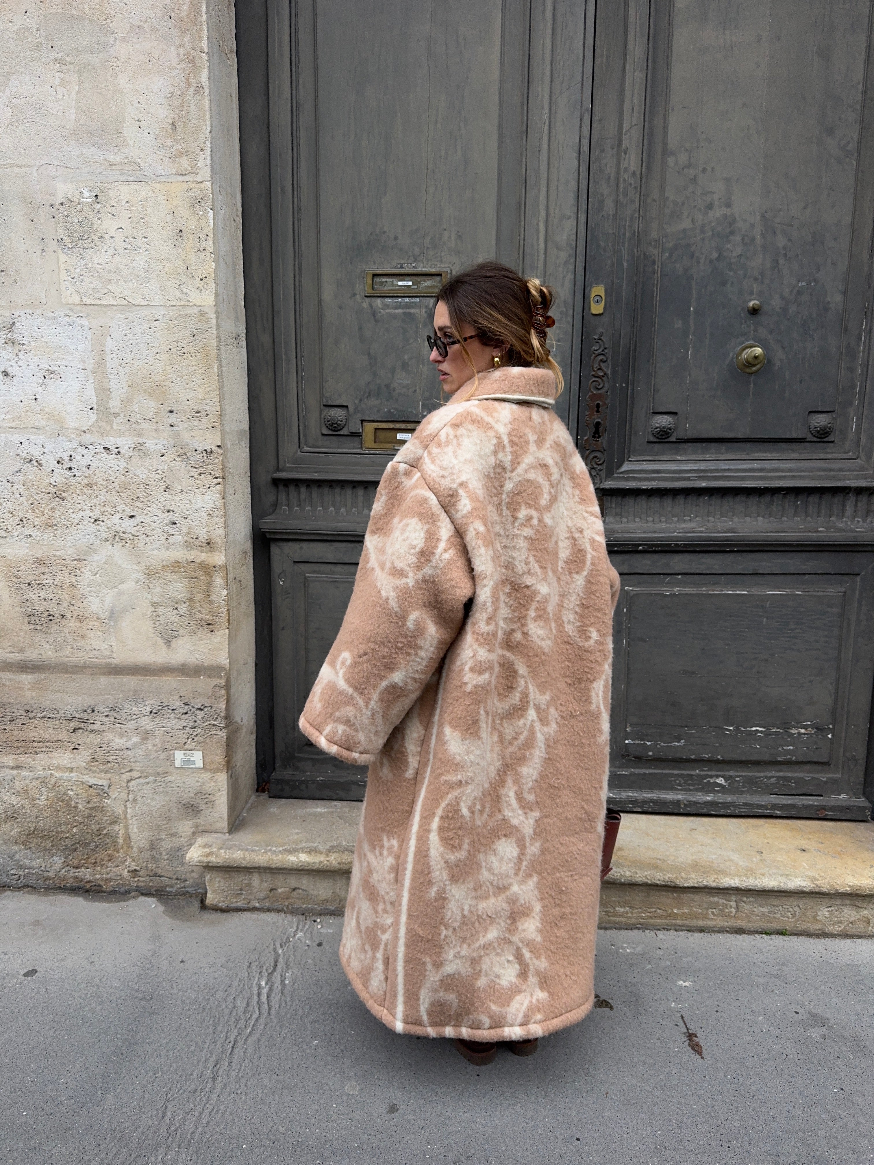 Manteau long upcyclé laine rosée à motifs vintage